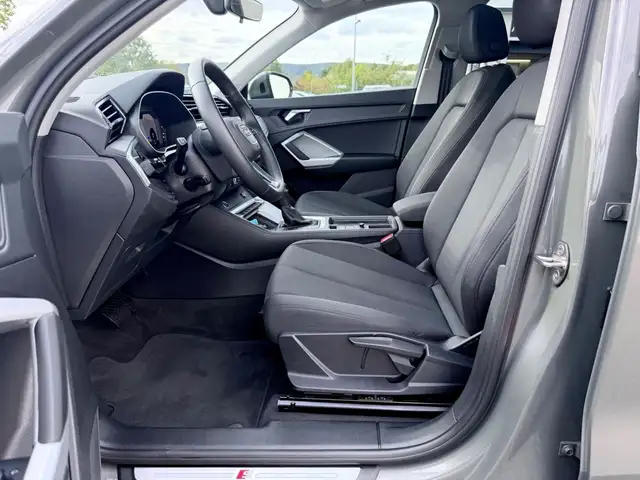 Audi Q3 view 9
