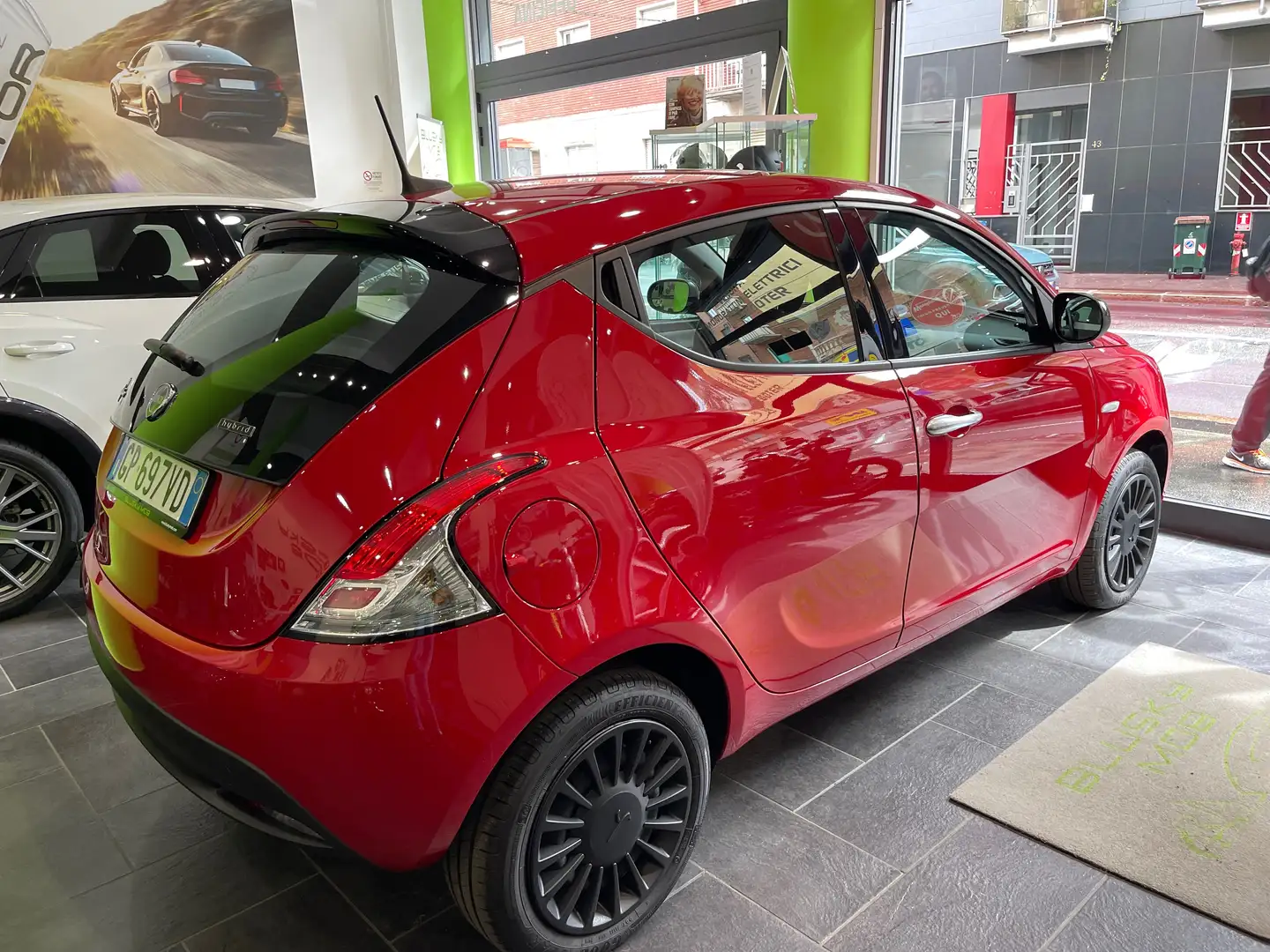 Lancia Ypsilon Ypsilon 1.0 firefly hybrid Silver s Rood - 1