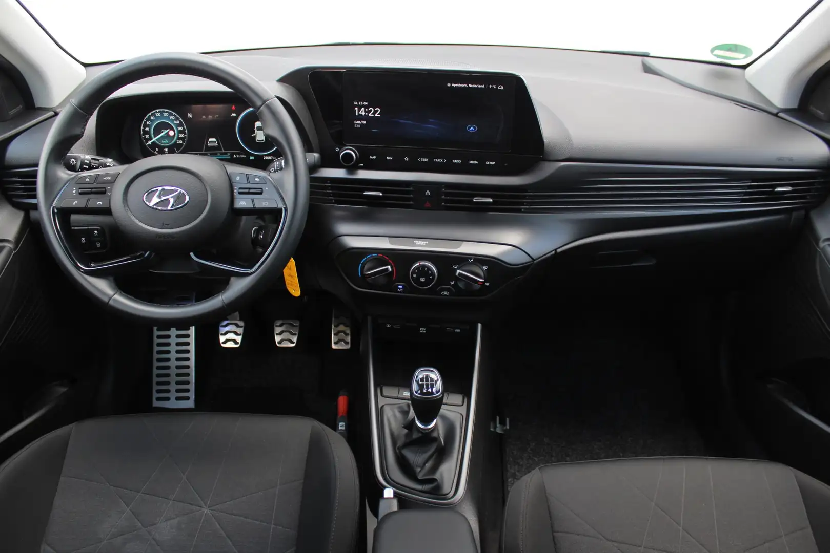 Hyundai BAYON 1.0 T-GDI Comfort Smart / Navigatie + Apple Carpla Grijs - 2