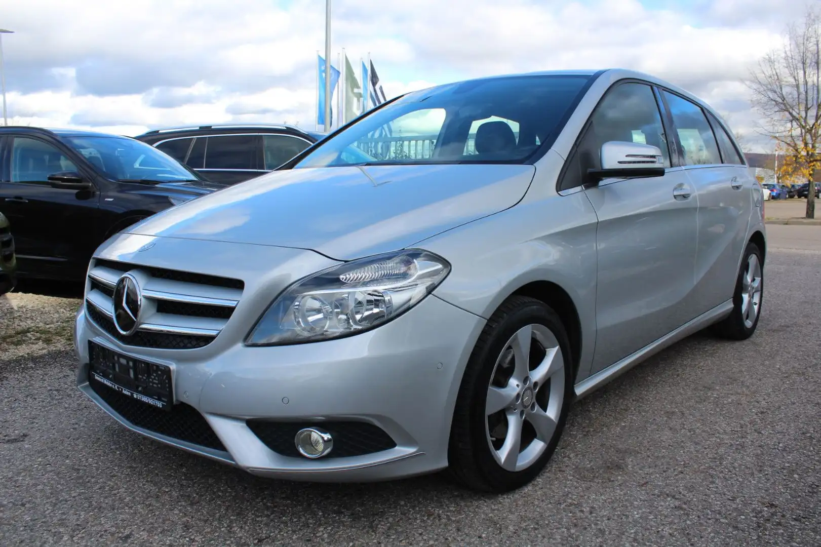 Mercedes-Benz B 180 Sport-Paket 1-Hand/Leder/Klimaanlage/TOP Silber - 1