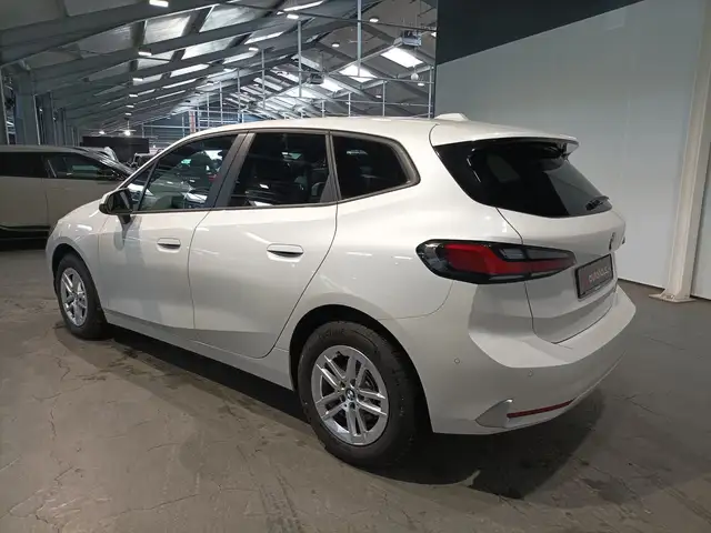 BMW 2 Series view 4