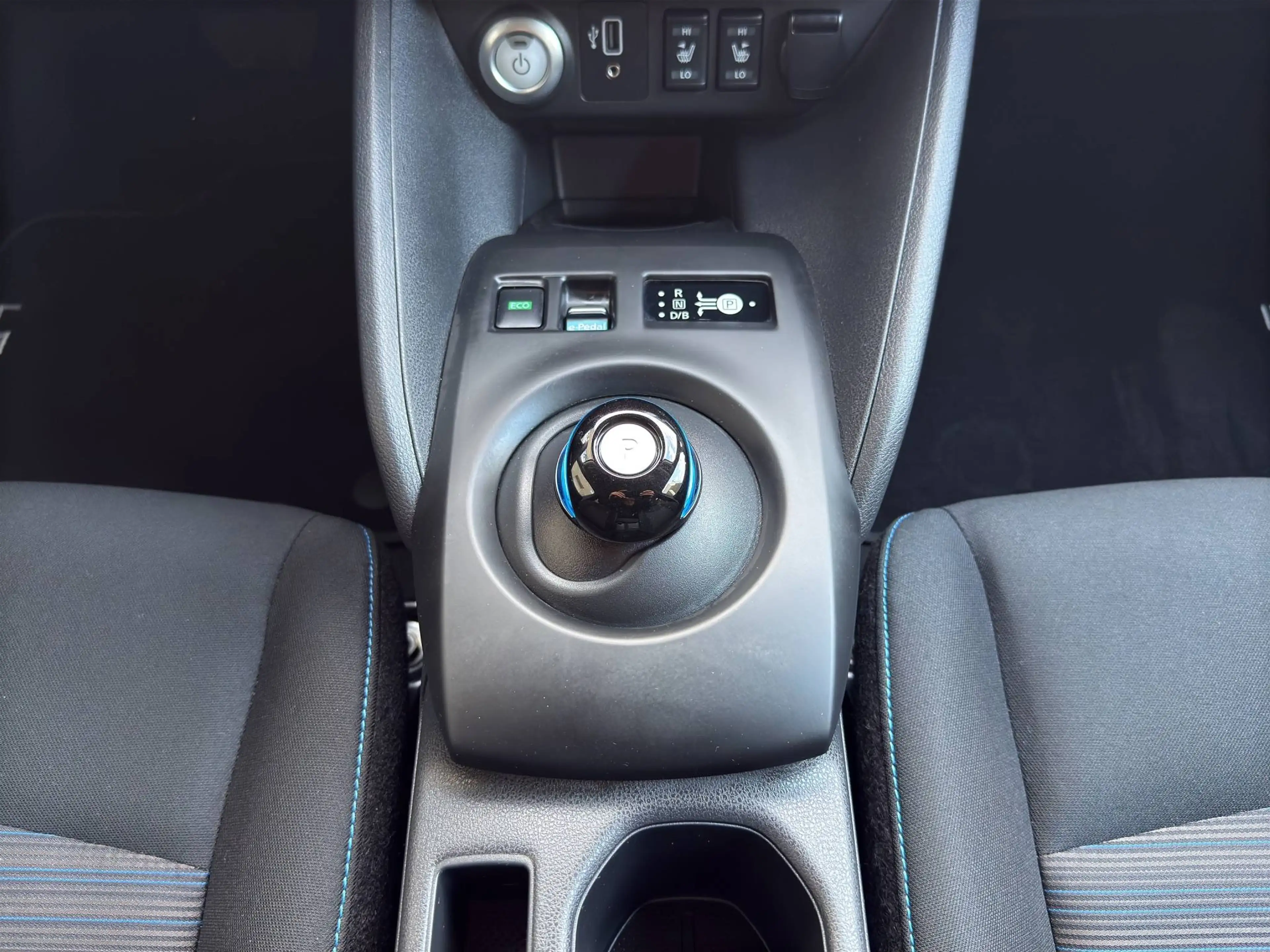 Nissan Leaf electric drive 110 kW Acenta — photo 14