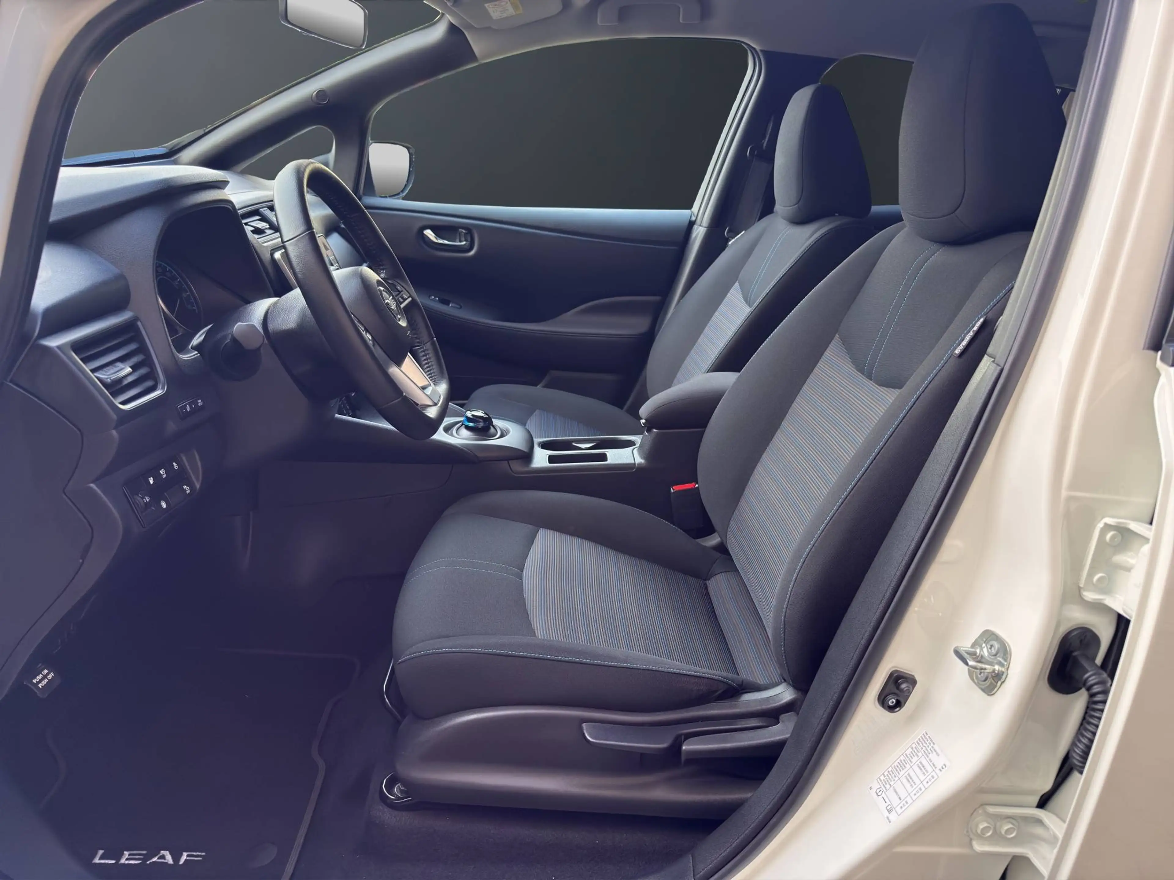 Nissan Leaf electric drive 110 kW Acenta — photo 9