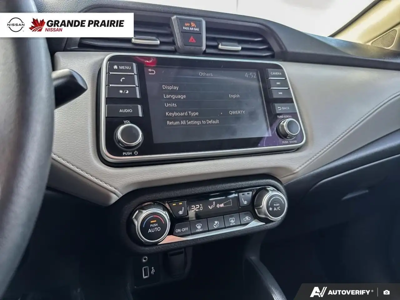 Nissan Versa снимка Nissan Versa