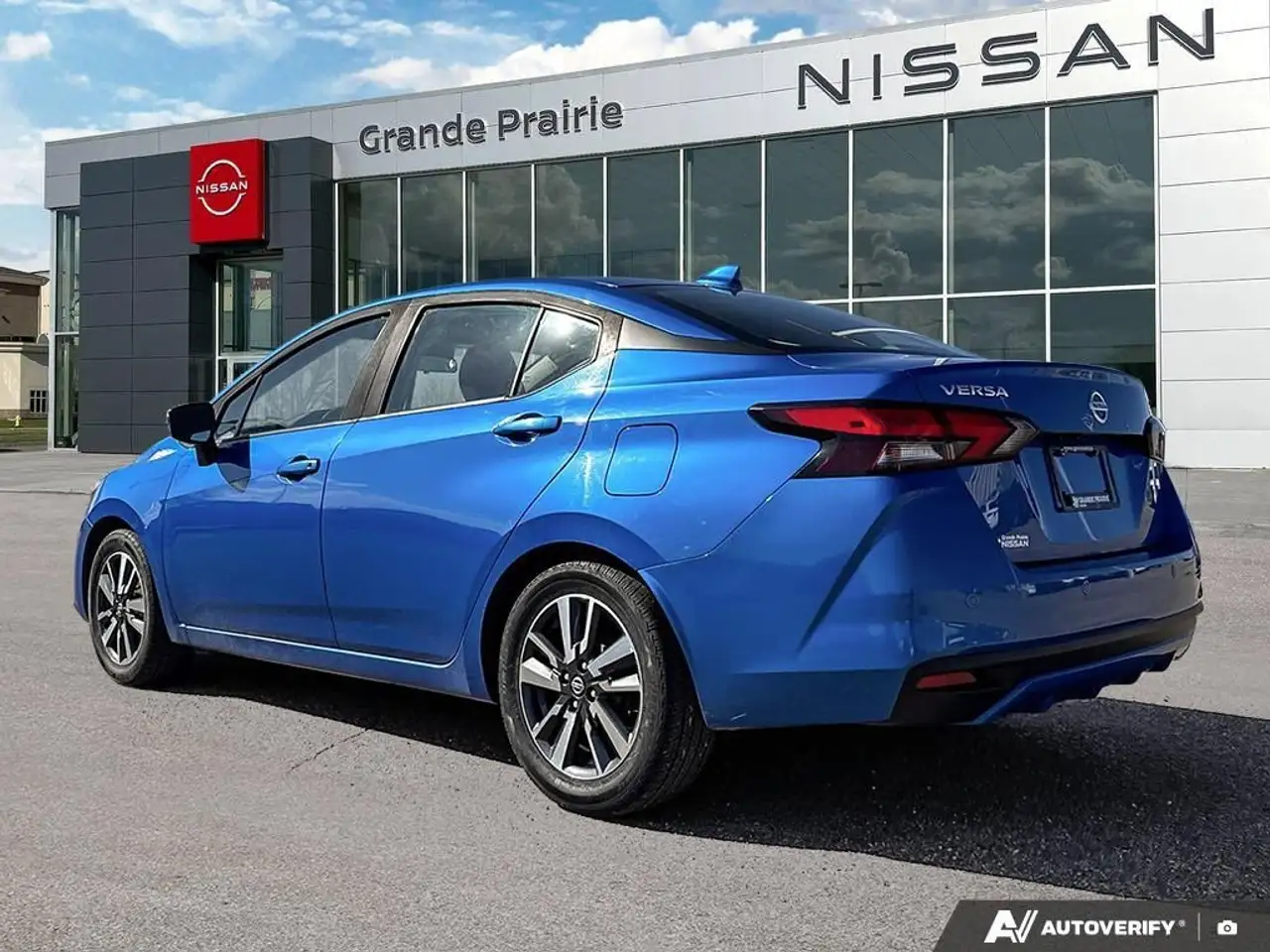 Nissan Versa снимка Nissan Versa