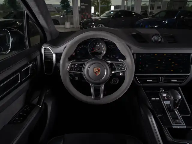 Porsche Cayenne view 13