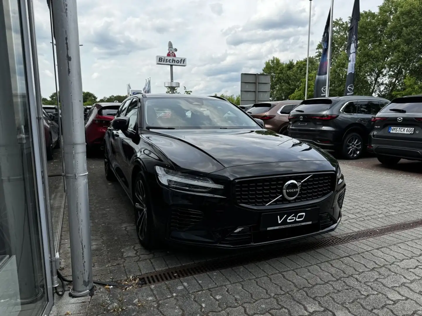 Volvo V60 T6 Plug-in Hybrid AWD Plus Dark 8-fach bereift Schwarz - 1