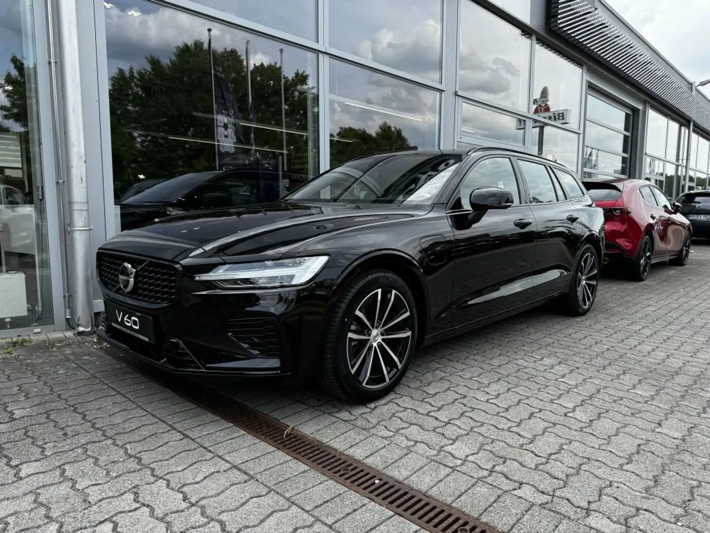 Volvo V60 T6 Plug-in Hybrid AWD Plus Dark 8-fach bereift Schwarz - 2