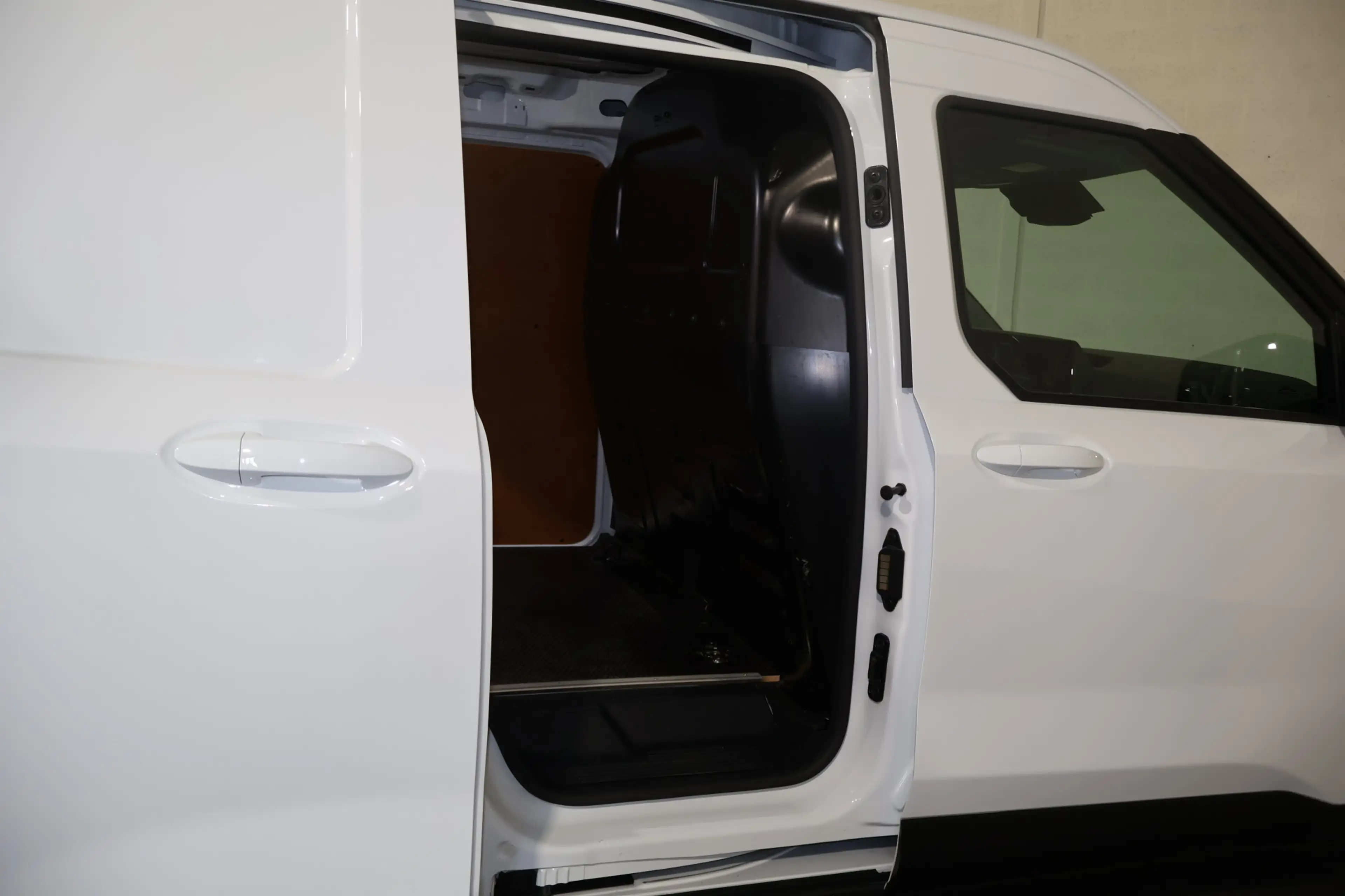 Ford Transit Courier 1.5 EcoBlue Limited — photo 16