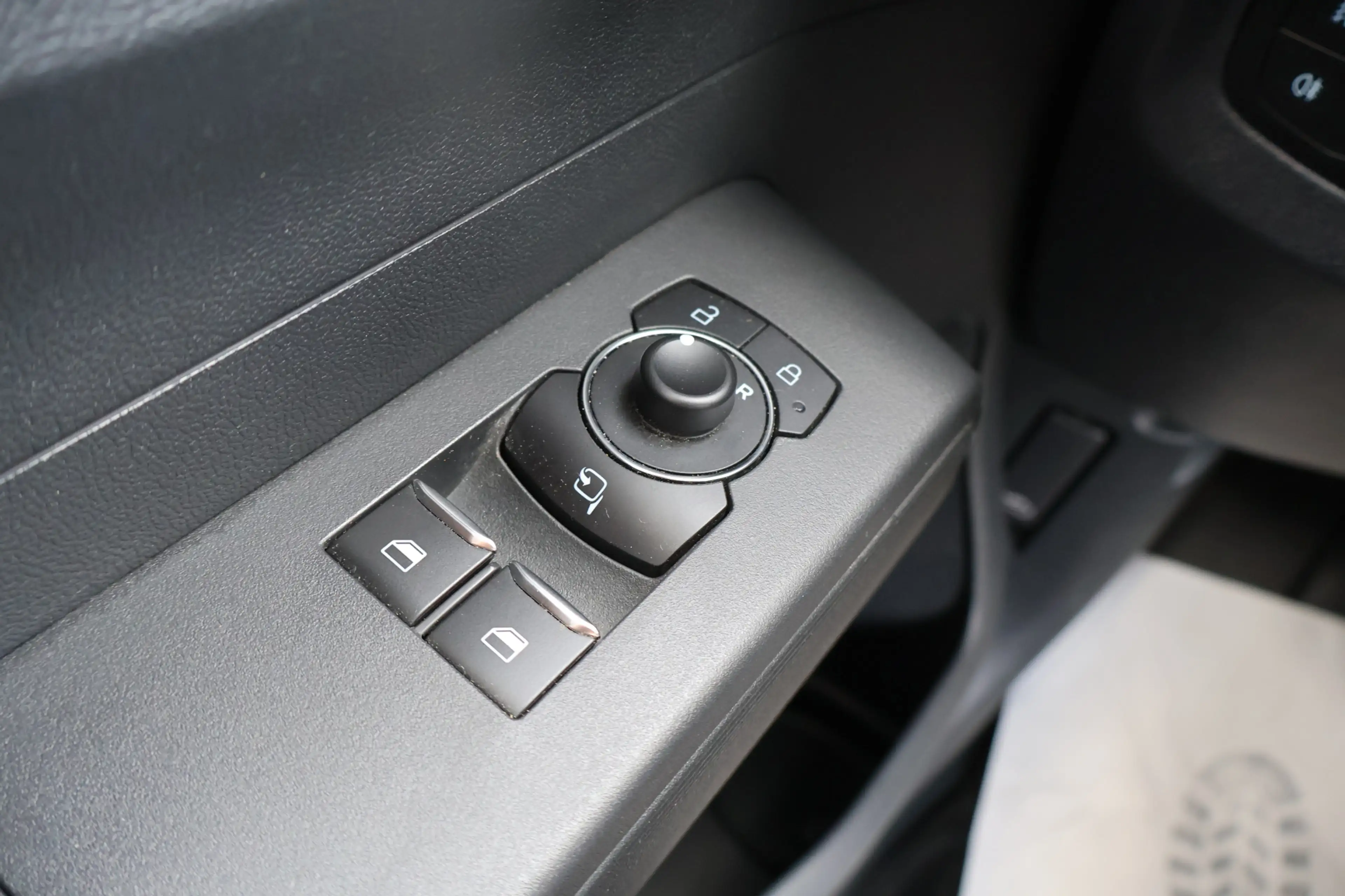 Ford Transit Courier 1.5 EcoBlue Limited — photo 24