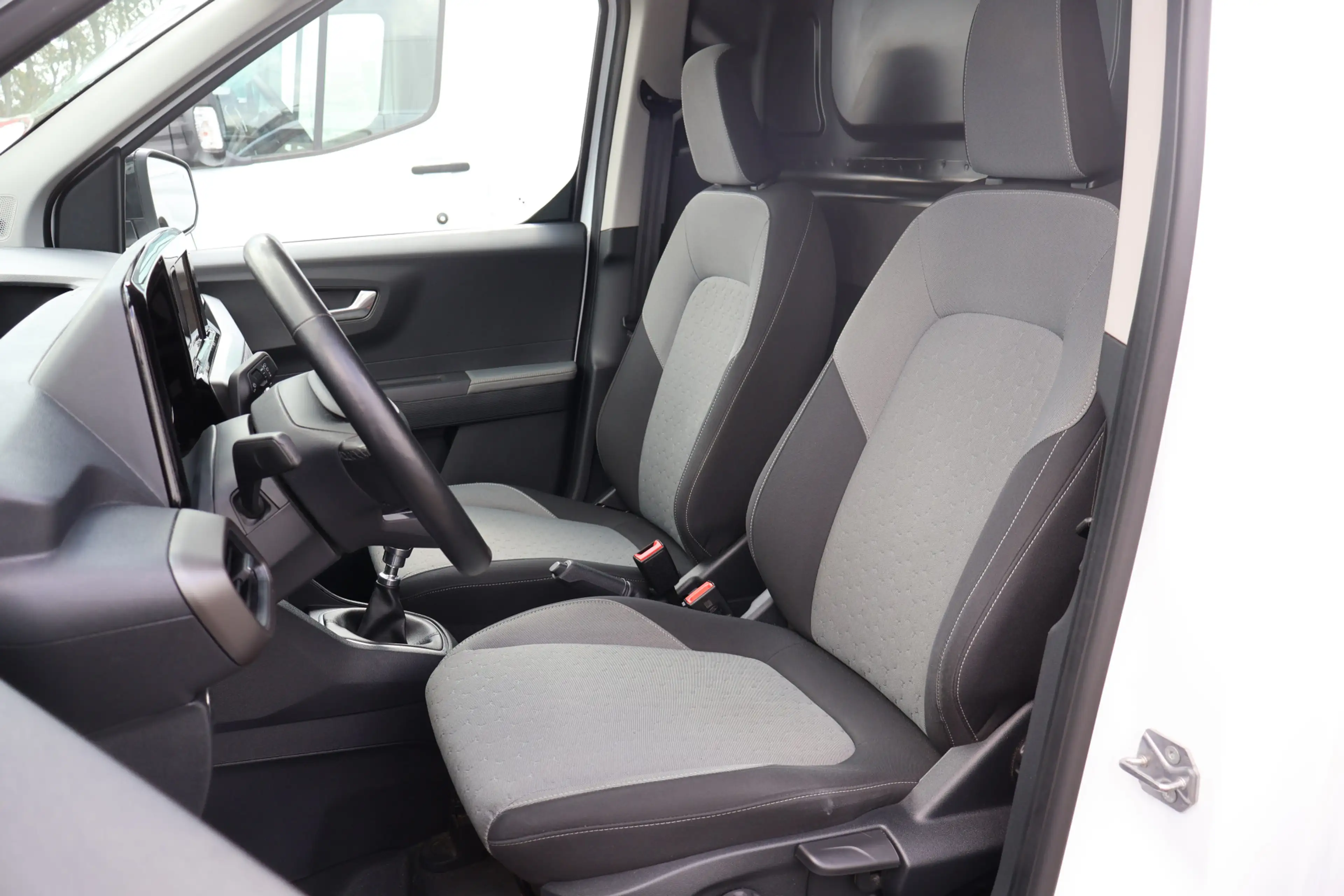 Ford Transit Courier 1.5 EcoBlue Limited — photo 38