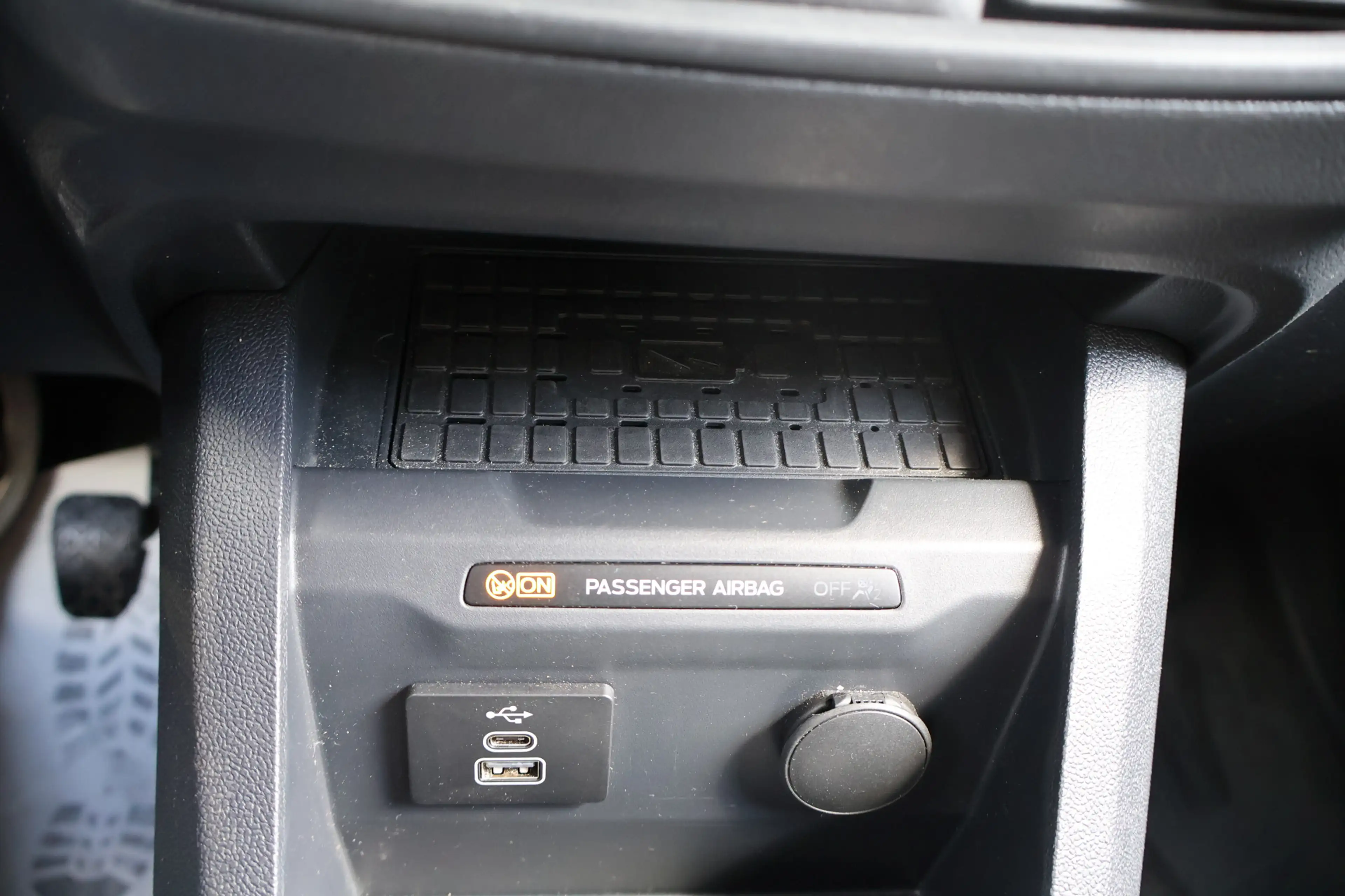 Ford Transit Courier 1.5 EcoBlue Limited — photo 37