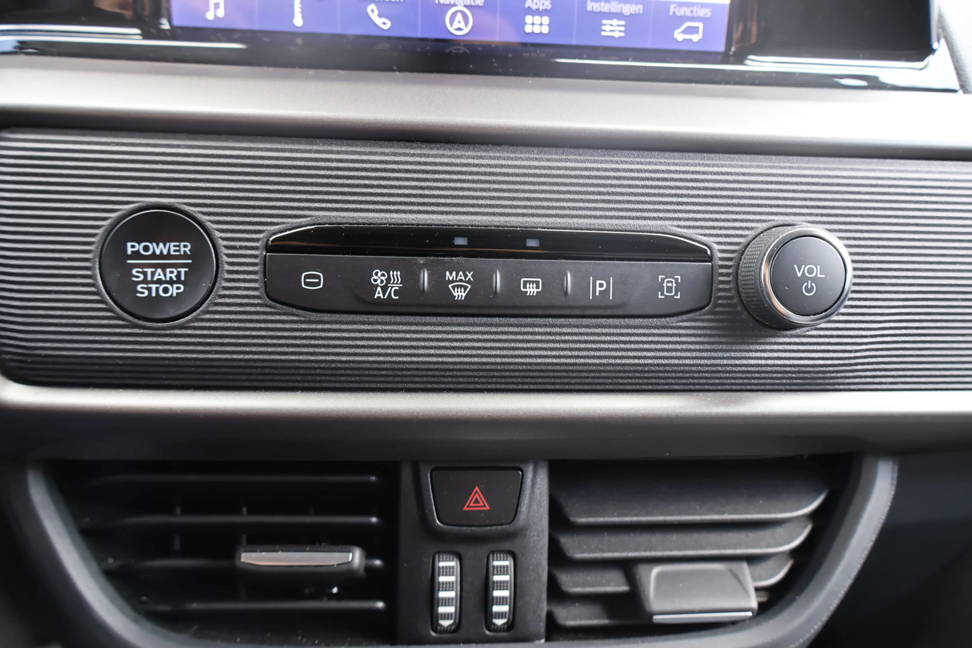 Ford Transit Courier 1.5 EcoBlue Limited — photo 36