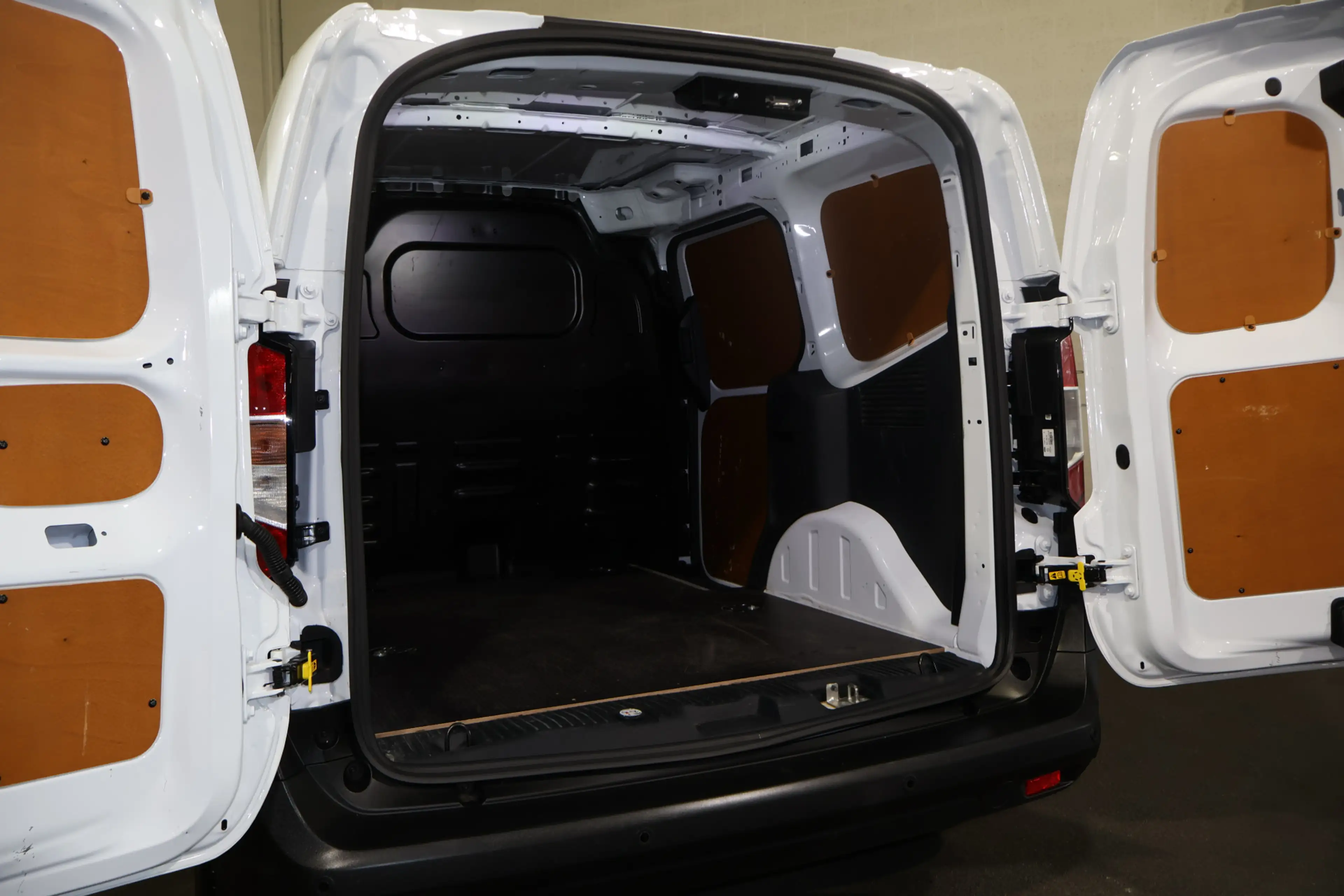 Ford Transit Courier 1.5 EcoBlue Limited — photo 13