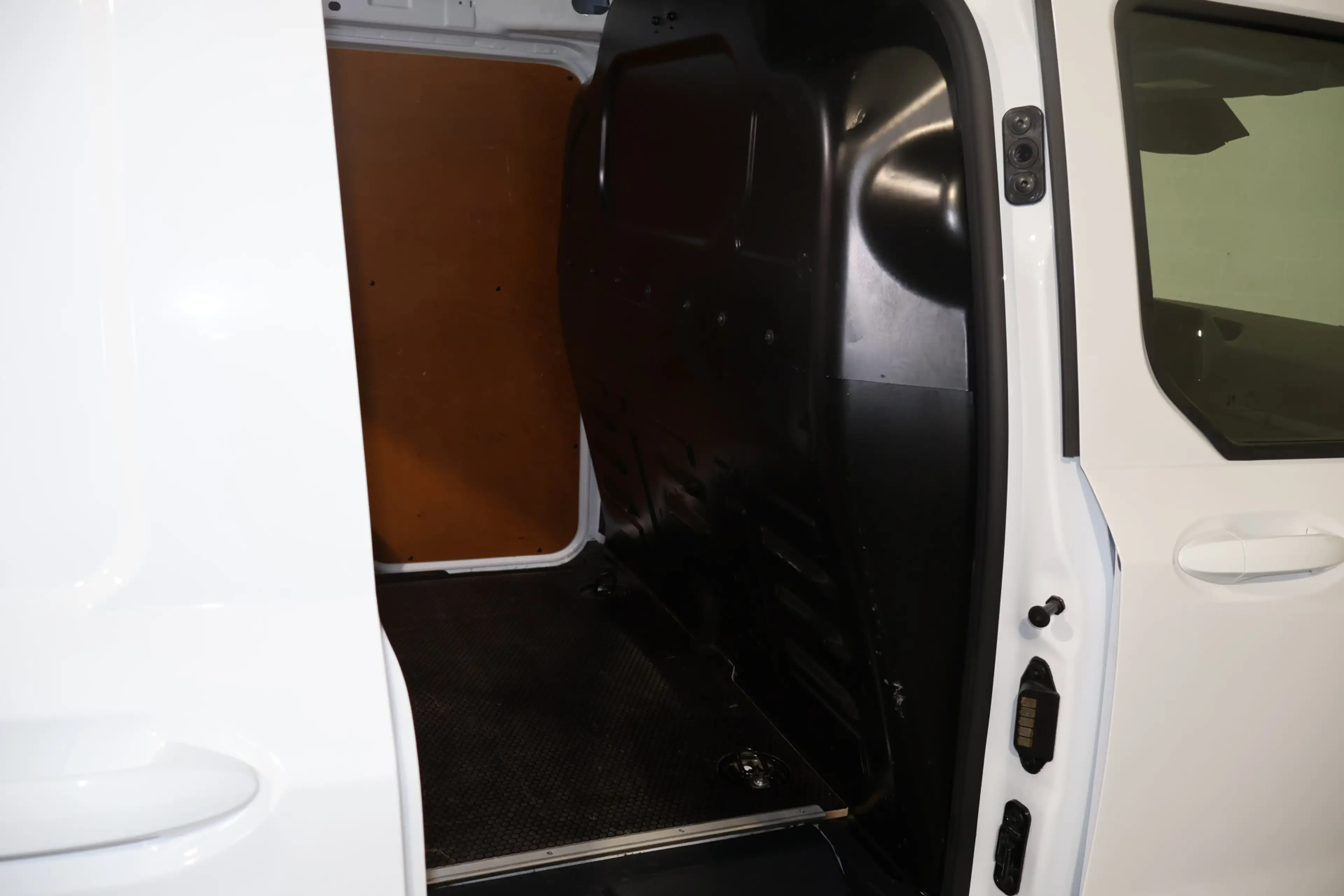 Ford Transit Courier 1.5 EcoBlue Limited — photo 17