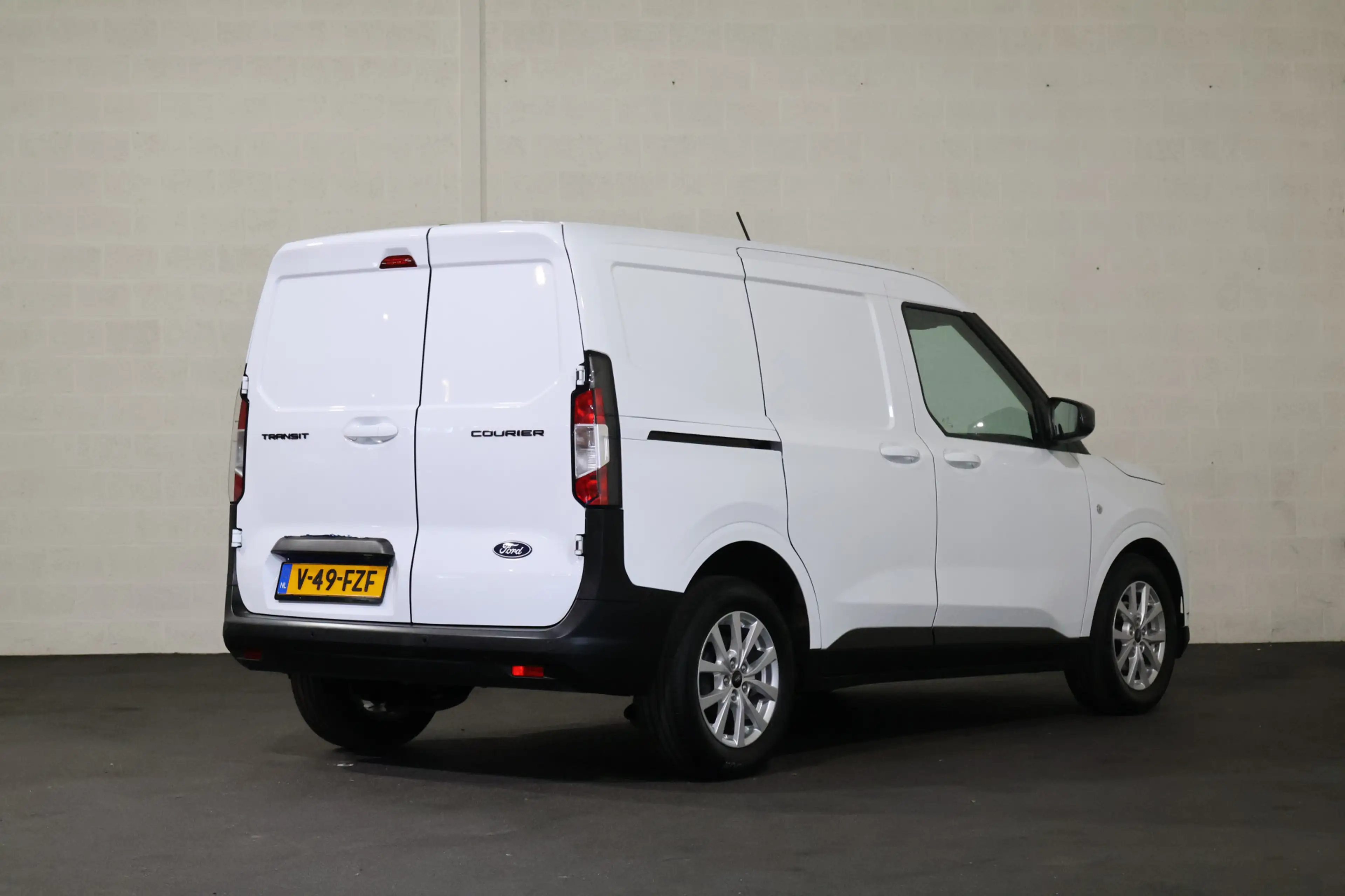 Ford Transit Courier 1.5 EcoBlue Limited — photo 9