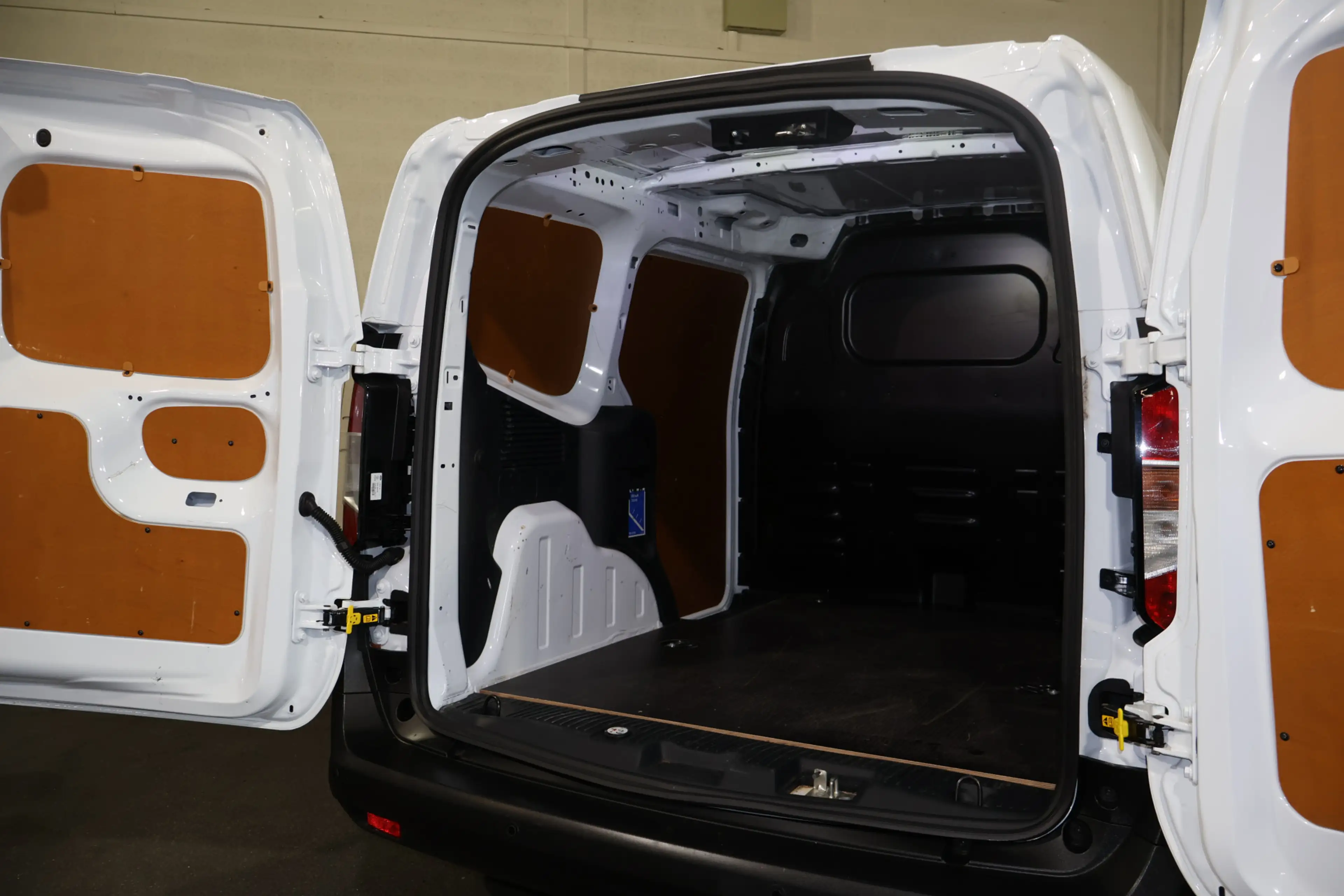 Ford Transit Courier 1.5 EcoBlue Limited — photo 15
