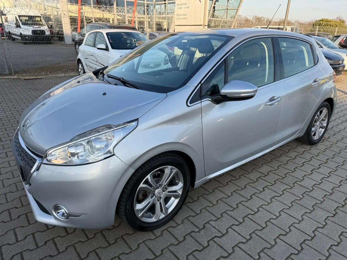 Peugeot 208 Allure Grau - 2