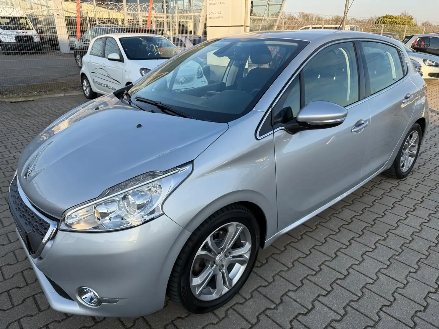 Peugeot 208 Allure Grau - 1