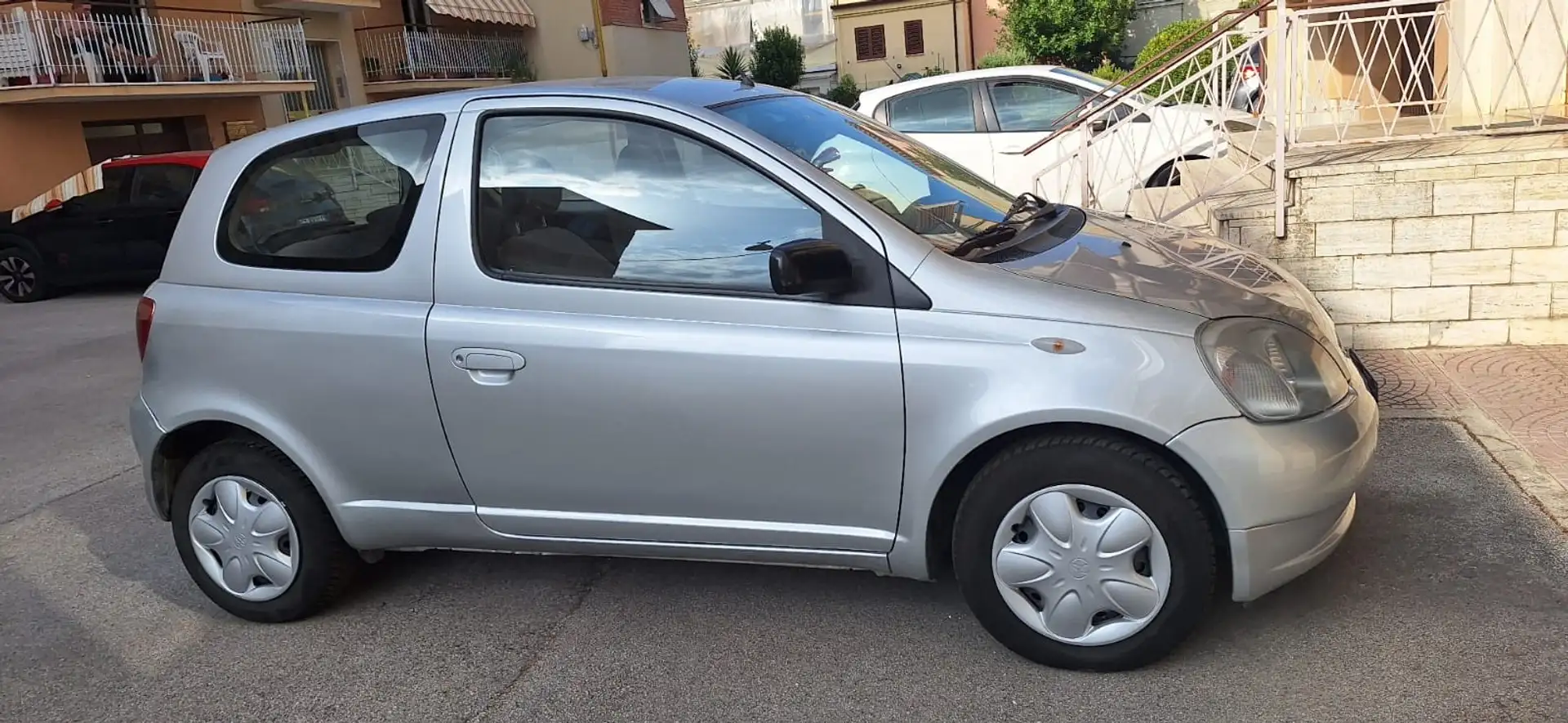 Toyota Yaris 3p 1.0 Sol - 2