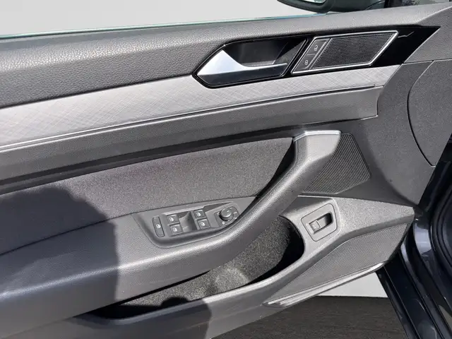 Volkswagen Passat view 13