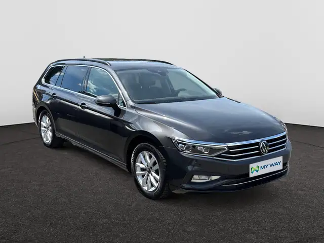 Volkswagen Passat view 4