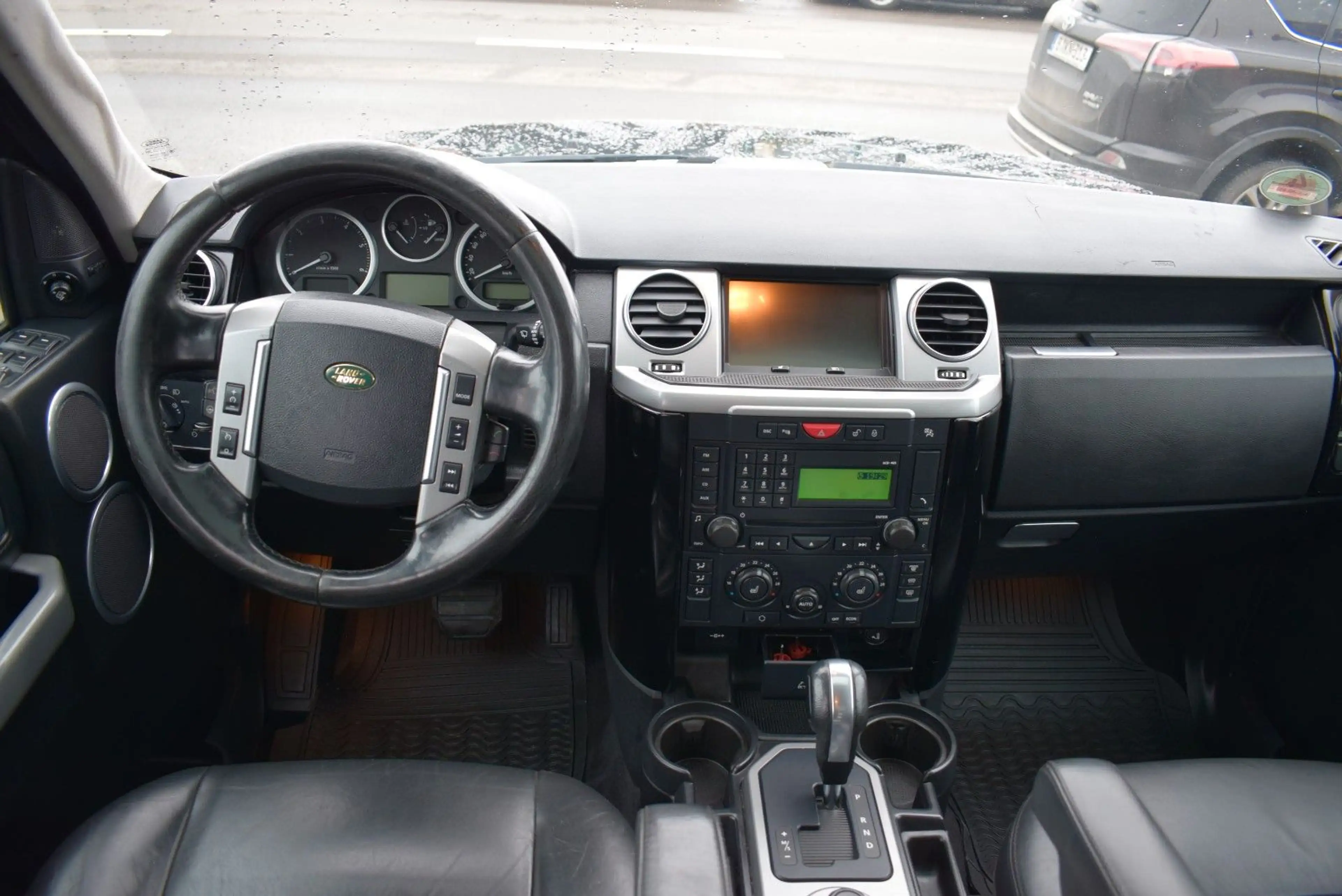 Land Rover Discovery V6 TD HSE — photo 11