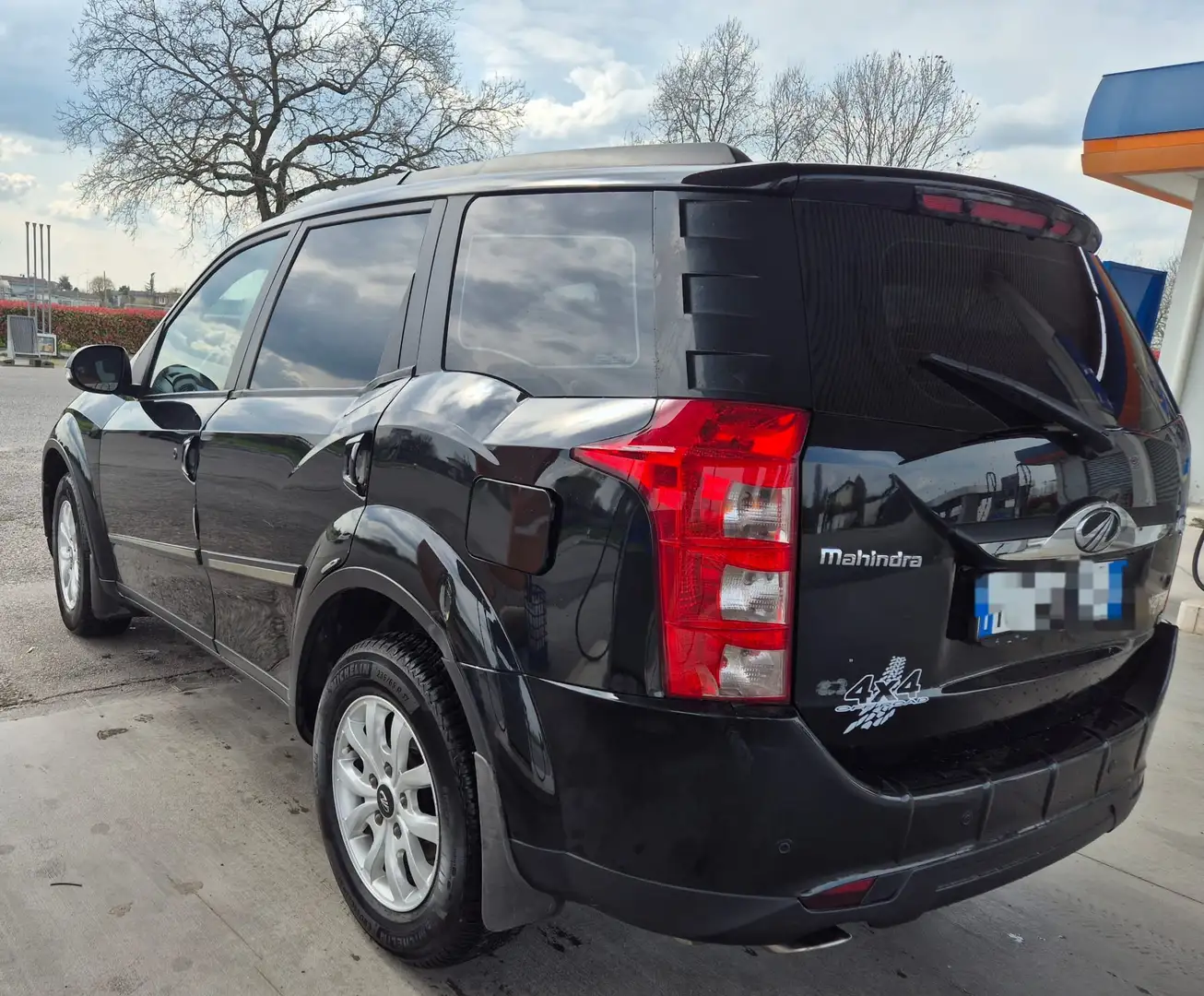 Mahindra XUV500 Schwarz - 2