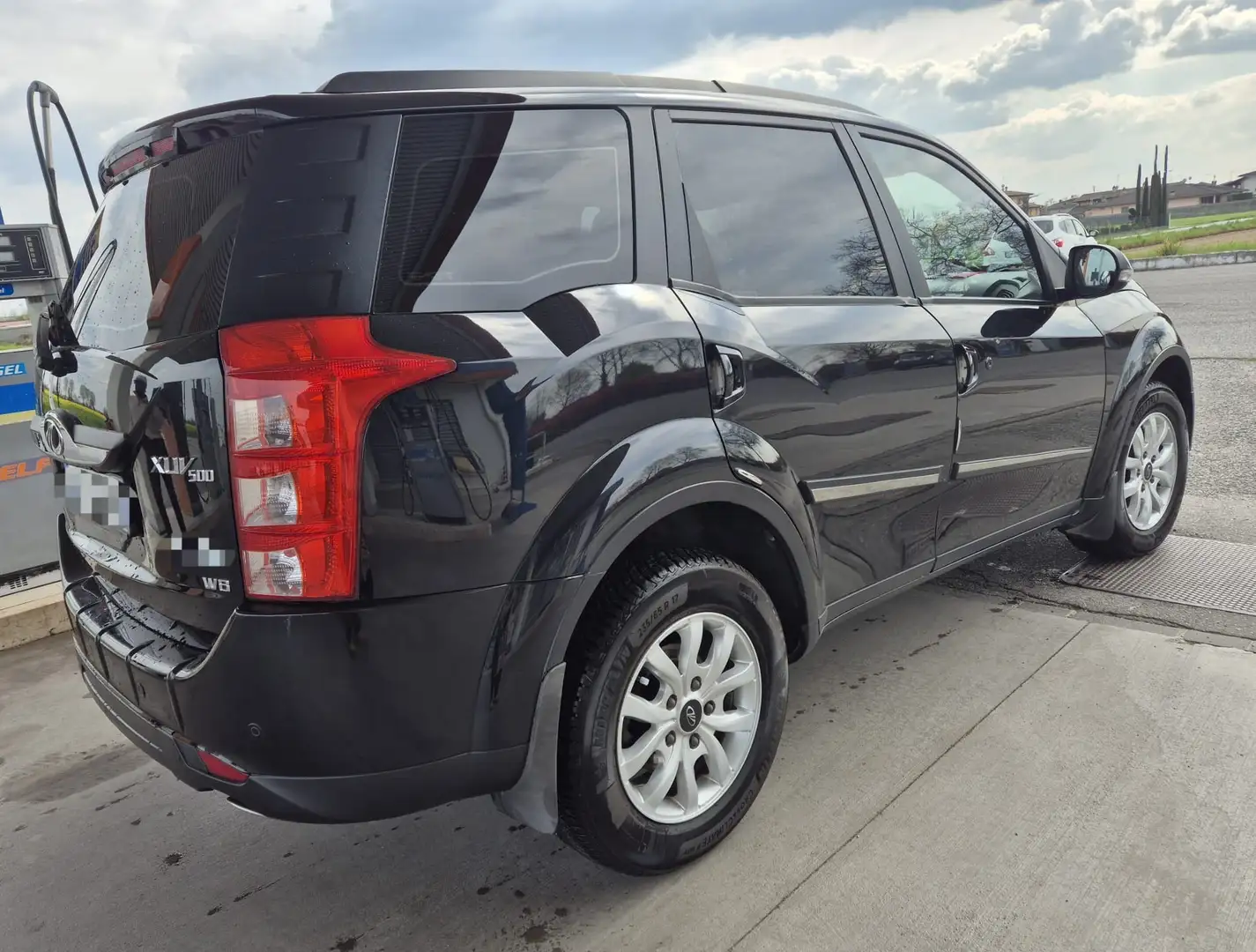 Mahindra XUV500 Schwarz - 1