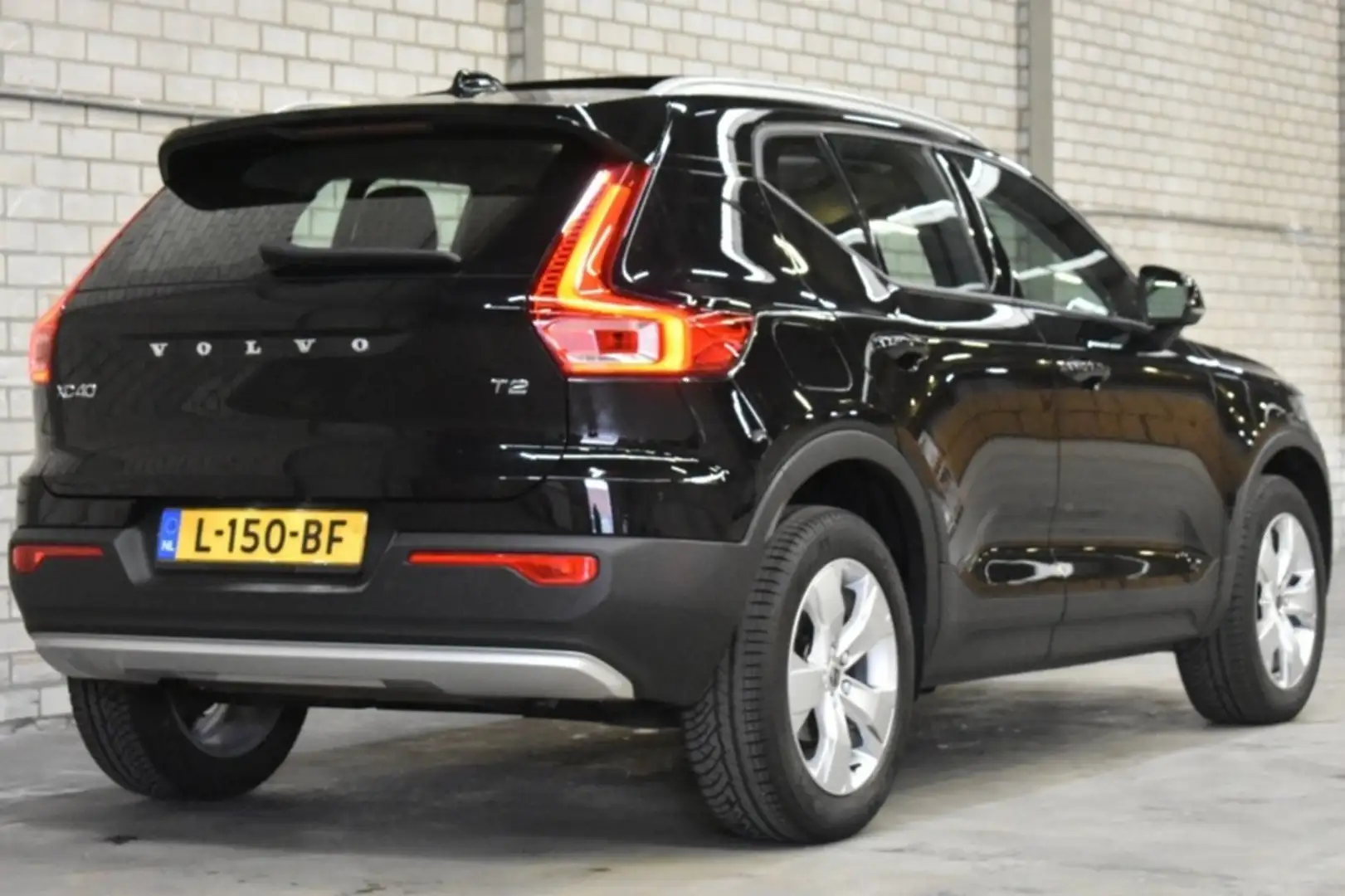 Volvo XC40 T2 129pk Aut. Business Pro | Schuifdak | Driver As Zwart - 2