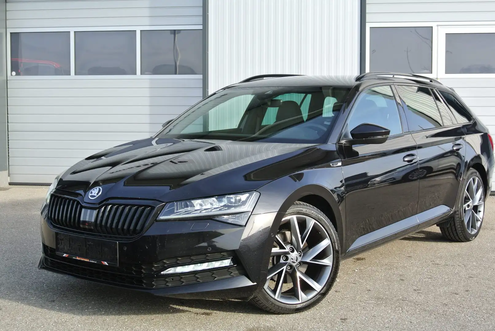 Skoda Superb Kombi 2.0 TDI DSG *Sportline* LED * AHK * KAMERA* Schwarz - 1