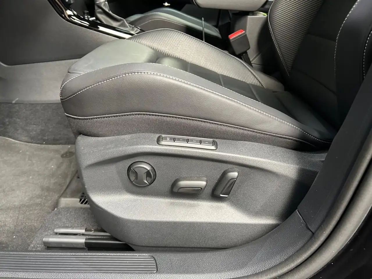 Volkswagen T-Roc T-Roc R-Line Business 1.5 TSI 110 kW (150 ch) 7 vitesses DSG 7