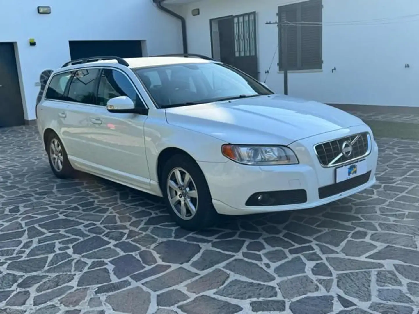 Volvo V70 2.5 FT MOMENTUM AFV BI-FUEL Bianco - 2