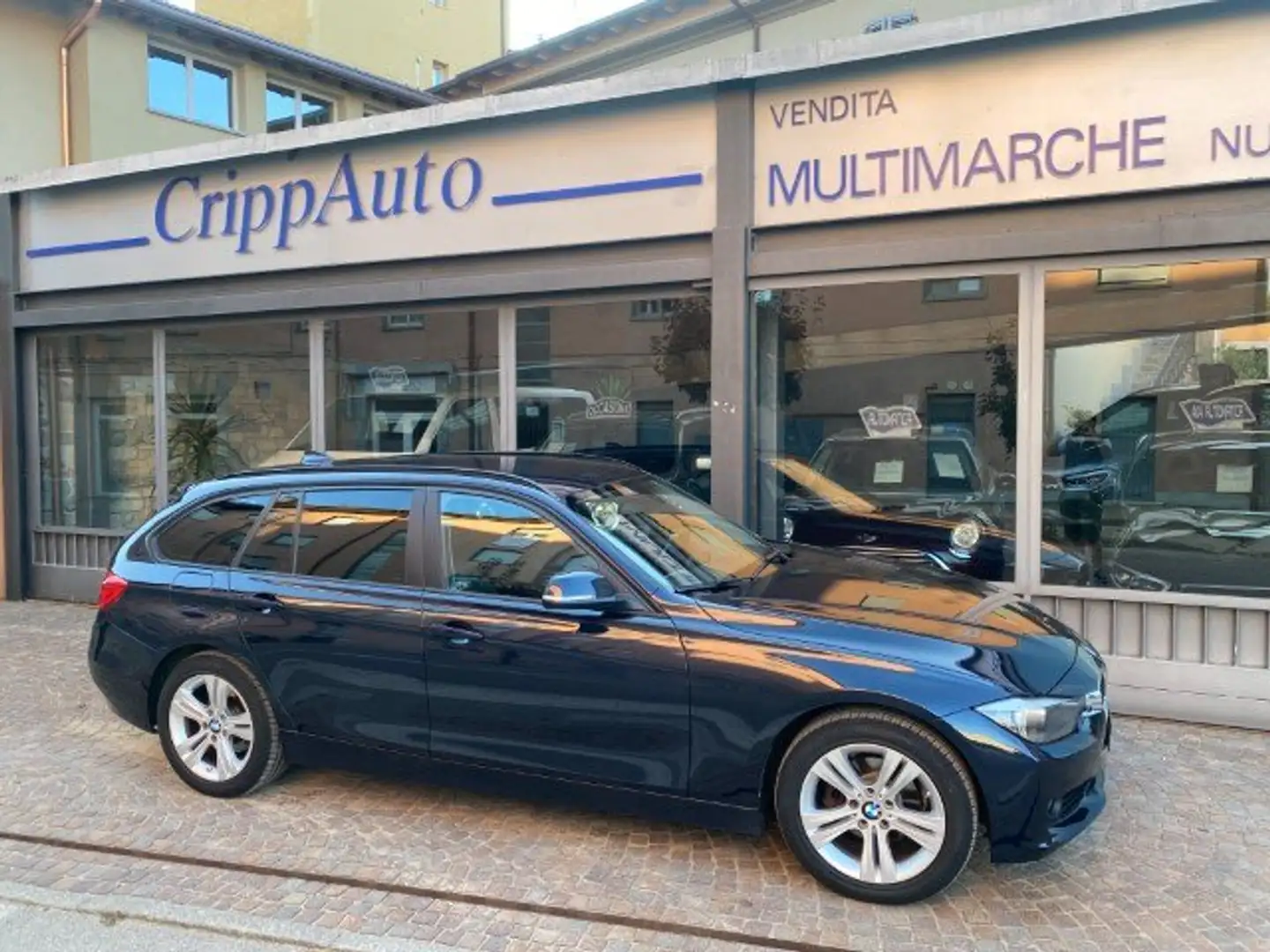 BMW 318 d Touring Business Automatico Blu/Azzurro - 2