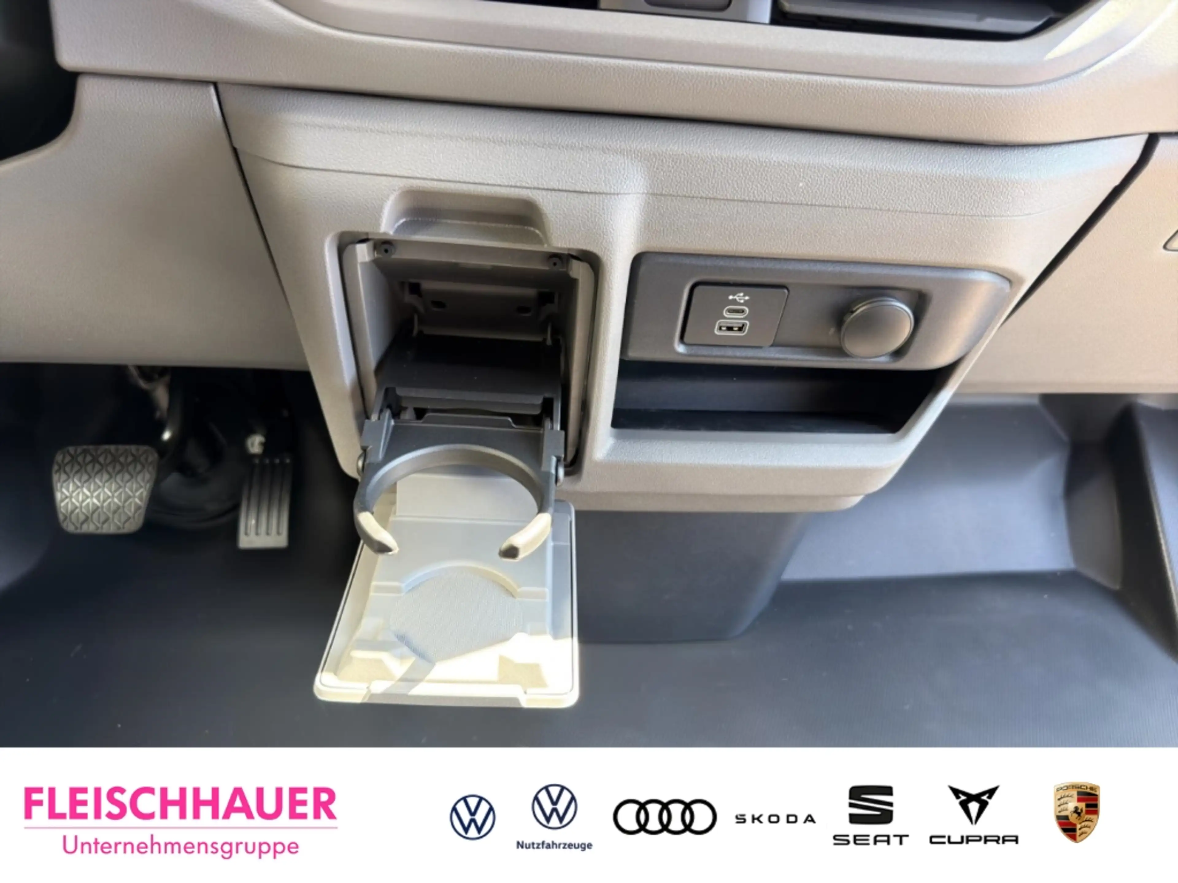 Volkswagen T7 Kombi 2.0 TDI LED Apple CarPlay Tel.-Vorb. Keyless Klima — photo 11