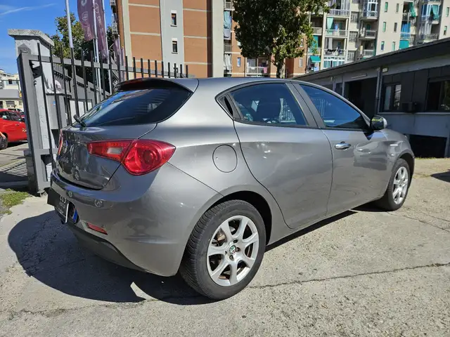 Alfa Romeo Giulietta view 3