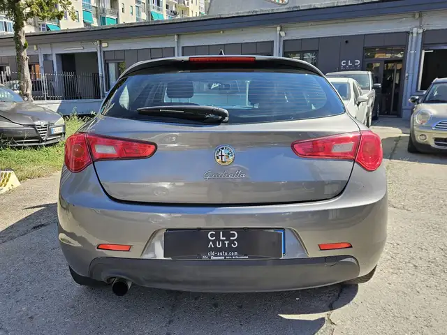 Alfa Romeo Giulietta view 5
