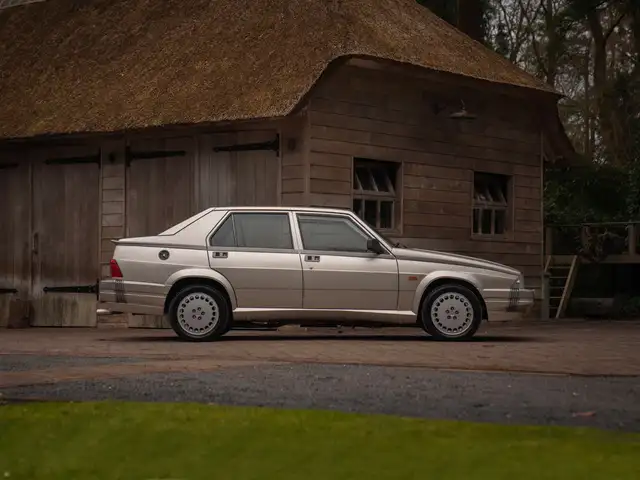 Alfa Romeo 75 3.0 V6 America
