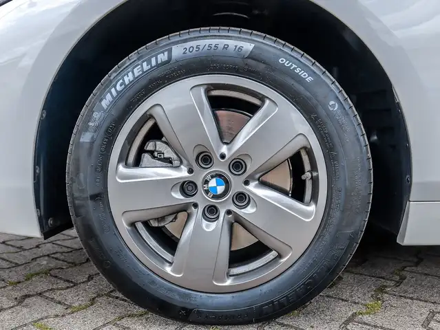 BMW 1 Series view 4