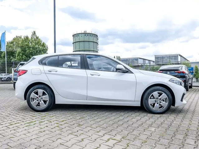 BMW 1 Series view 10