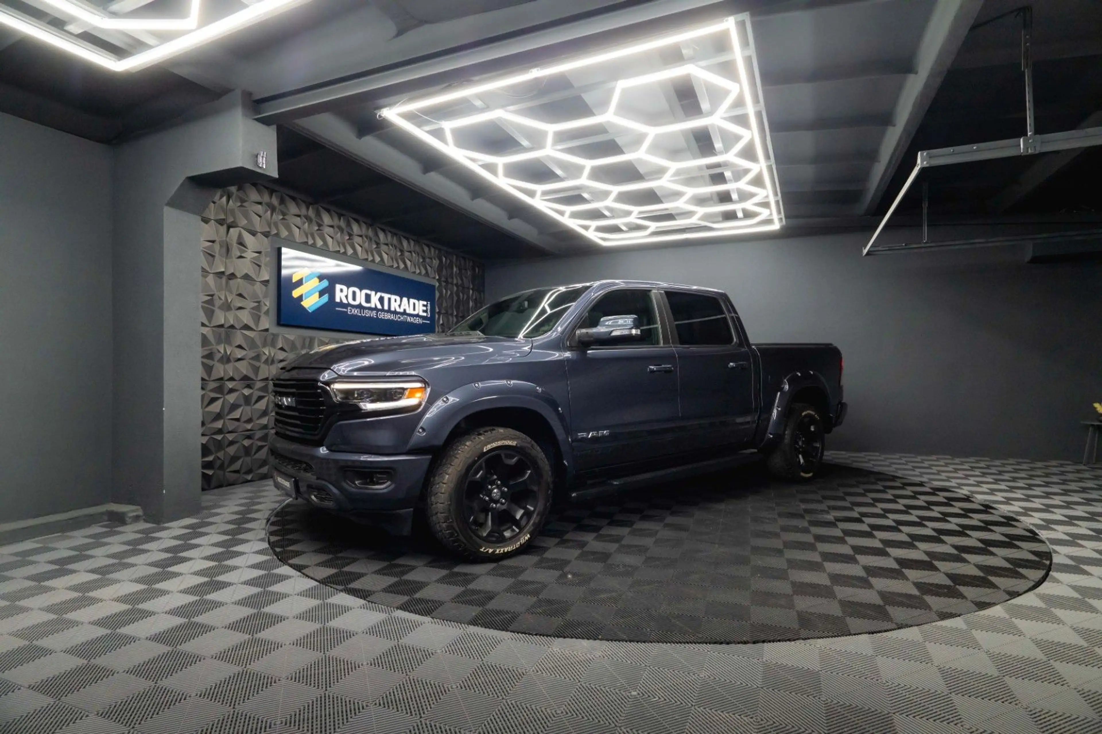 Dodge RAM 5.7 V8 HEMI 4x4 OFFROAD Night Limited 19% — photo 10