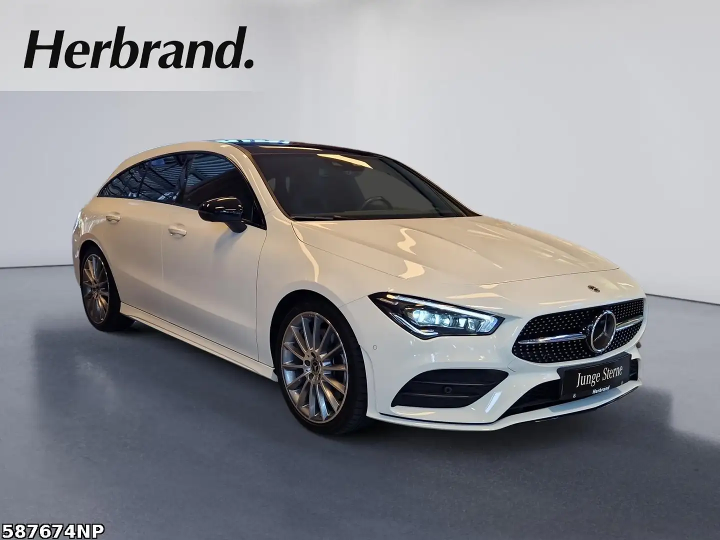 Mercedes-Benz CLA 250 4matic AMG Line Night 19" Wit - 2