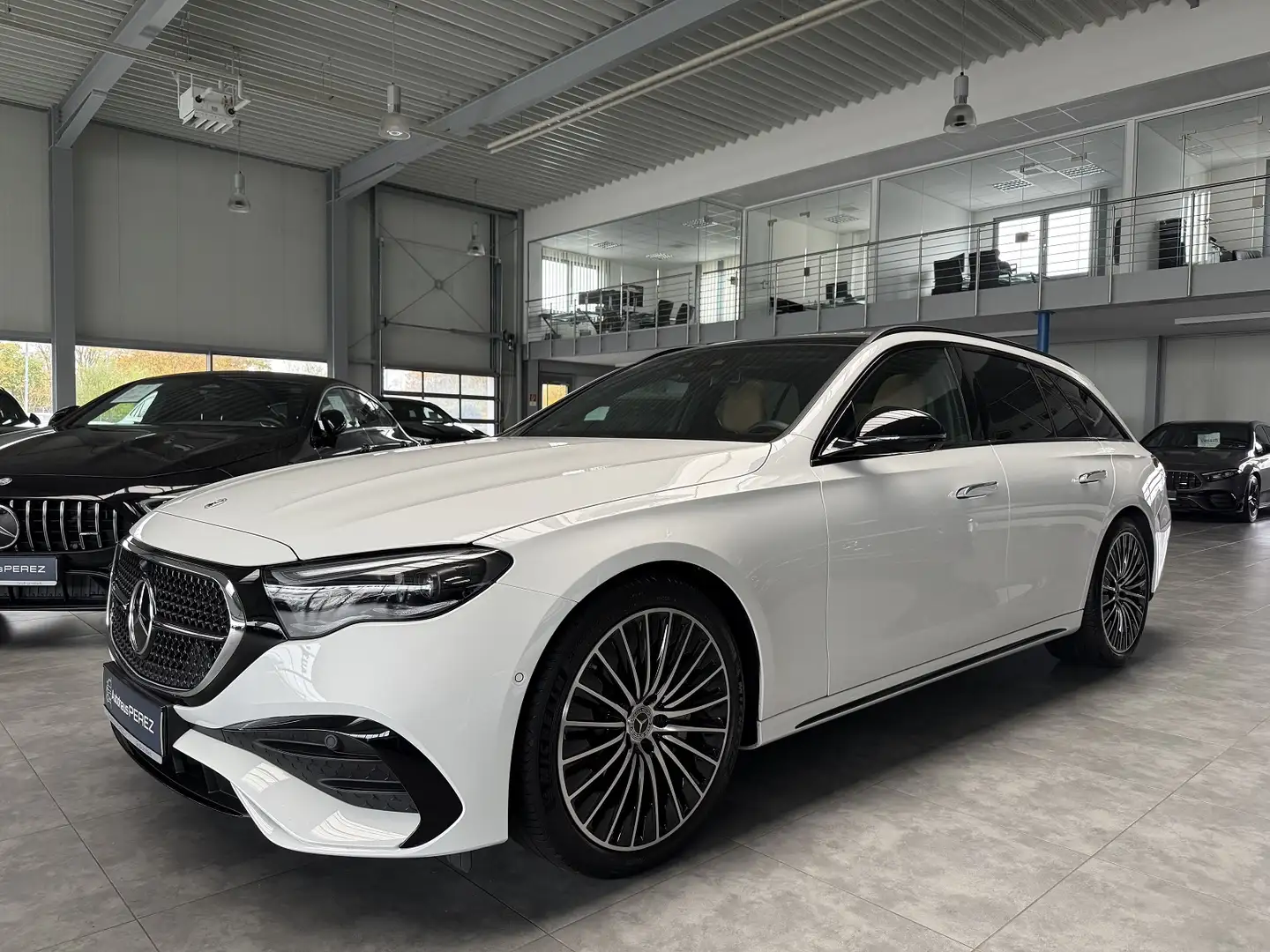 Mercedes-Benz E 450 T 4M AMG DISTRONIC-SUPERSCREEN-PANORAMA Wit - 2