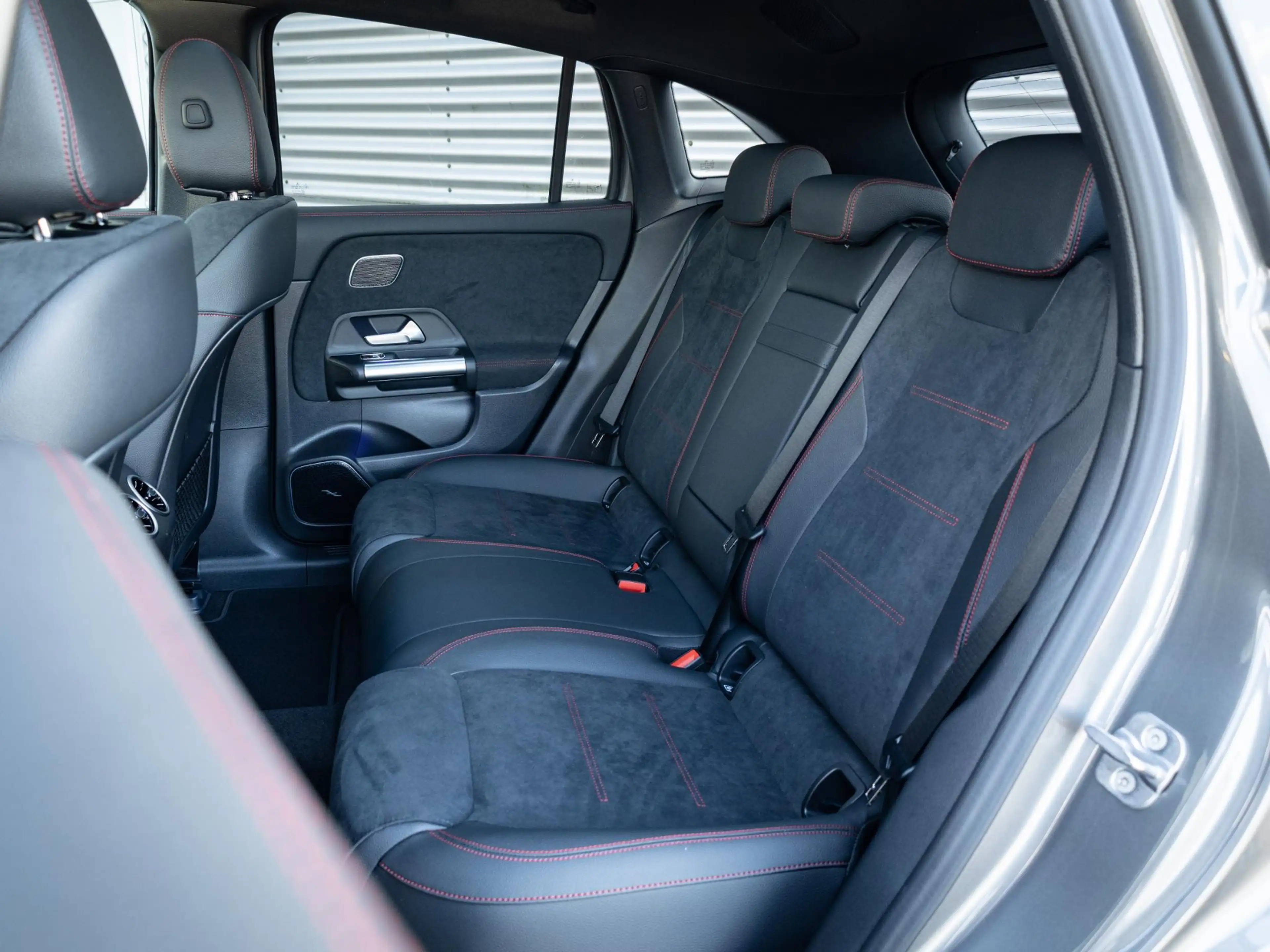 Mercedes-Benz EQA 250 250+ Business Solution AMG 71 kWh | Panorama dak — photo 10