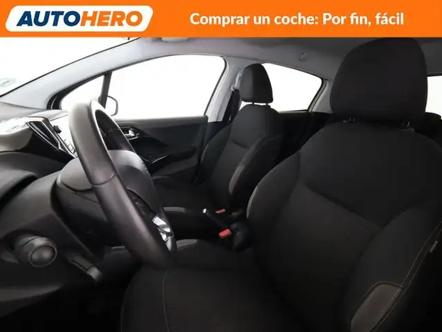 Peugeot 208 view 11