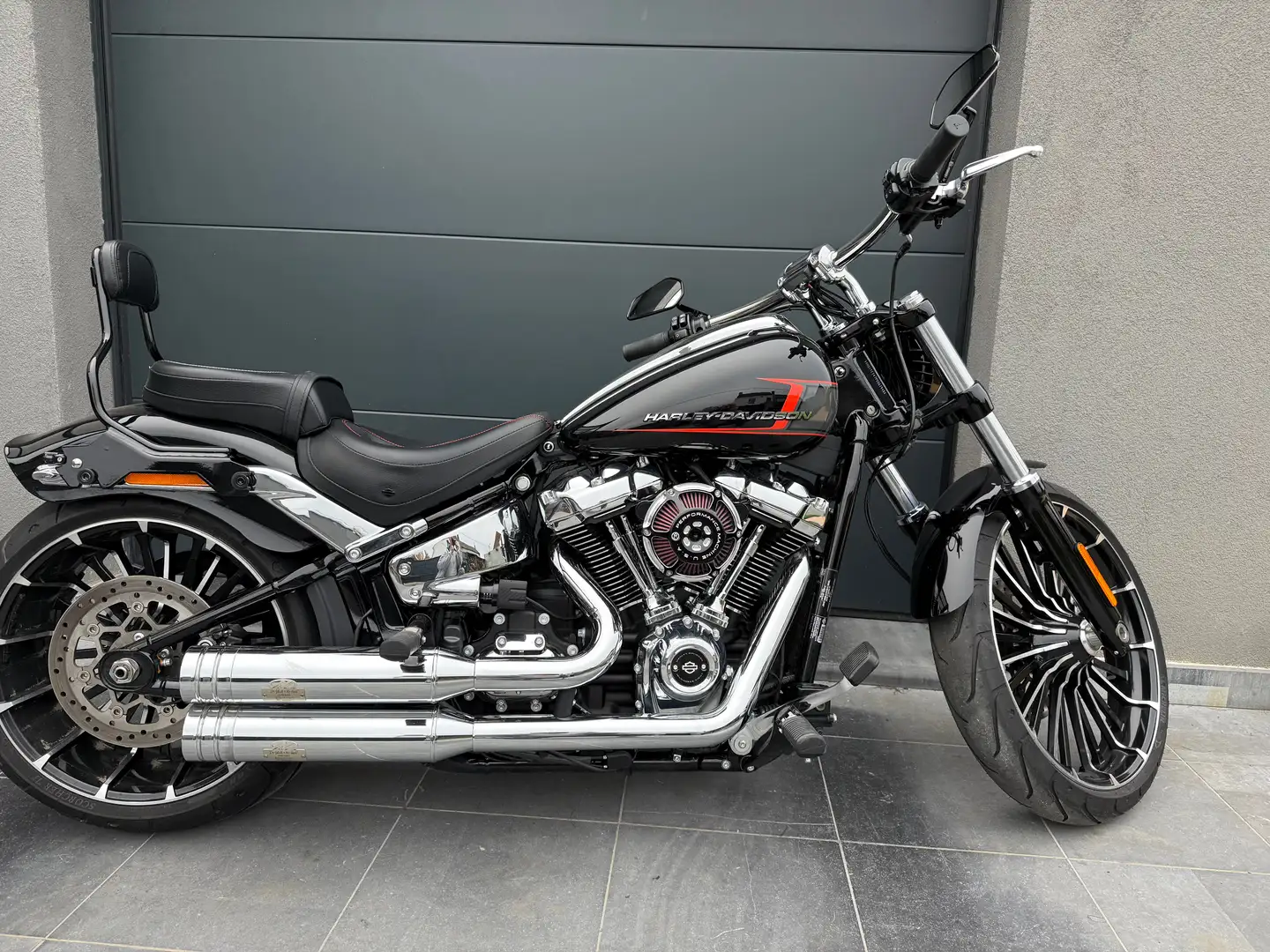 Harley-Davidson Breakout 117 Zwart - 1