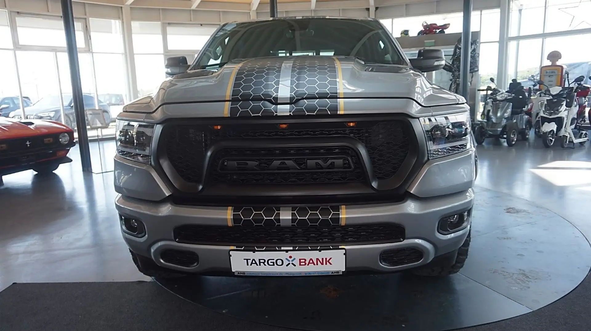 Dodge RAM 1500 HEMI 5.7l Crew-Cab*4x4*LED*Navi*Alu20* Stříbrná - 2