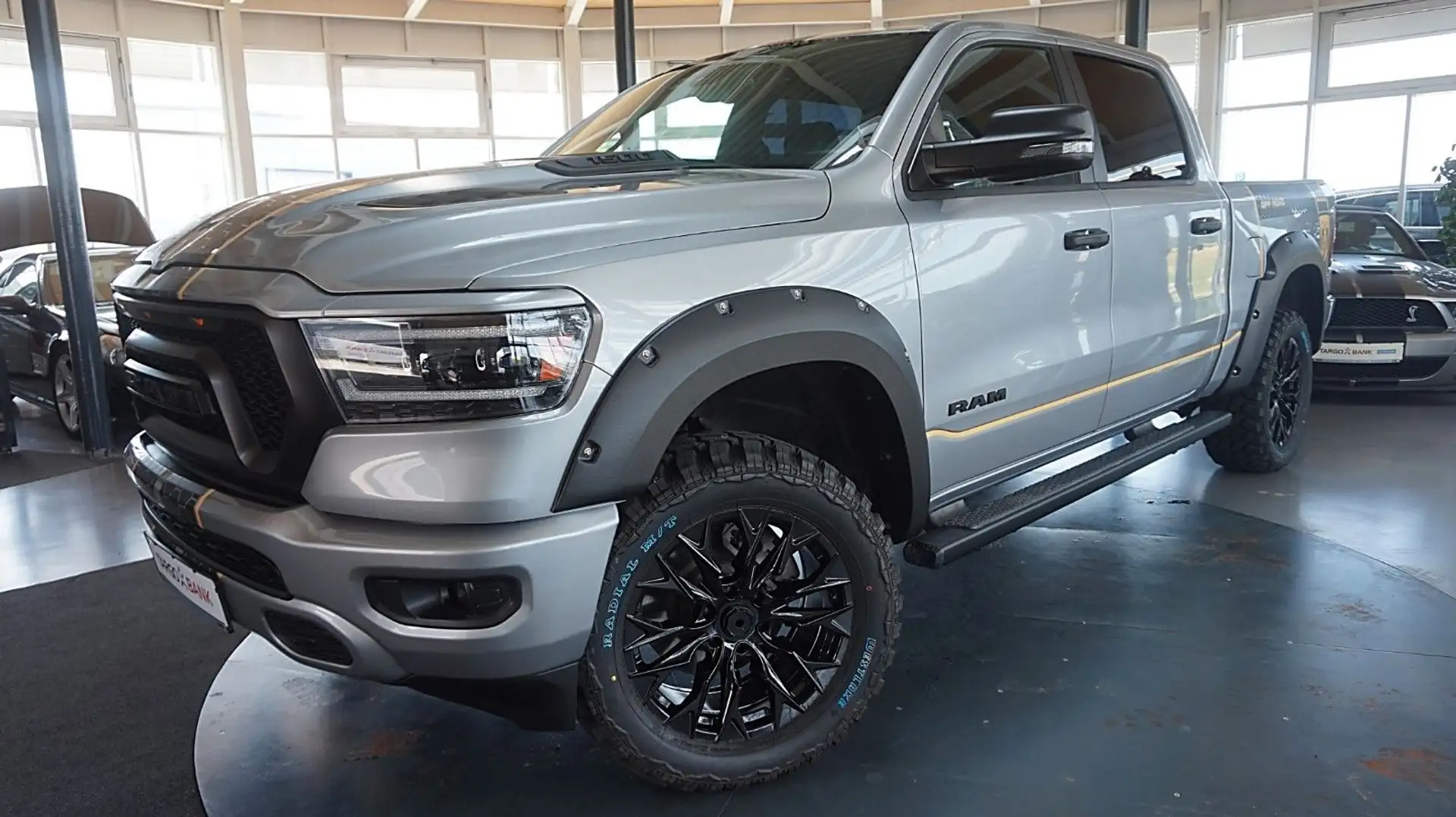 Dodge RAM 1500 HEMI 5.7l Crew-Cab*4x4*LED*Navi*Alu20* Stříbrná - 1