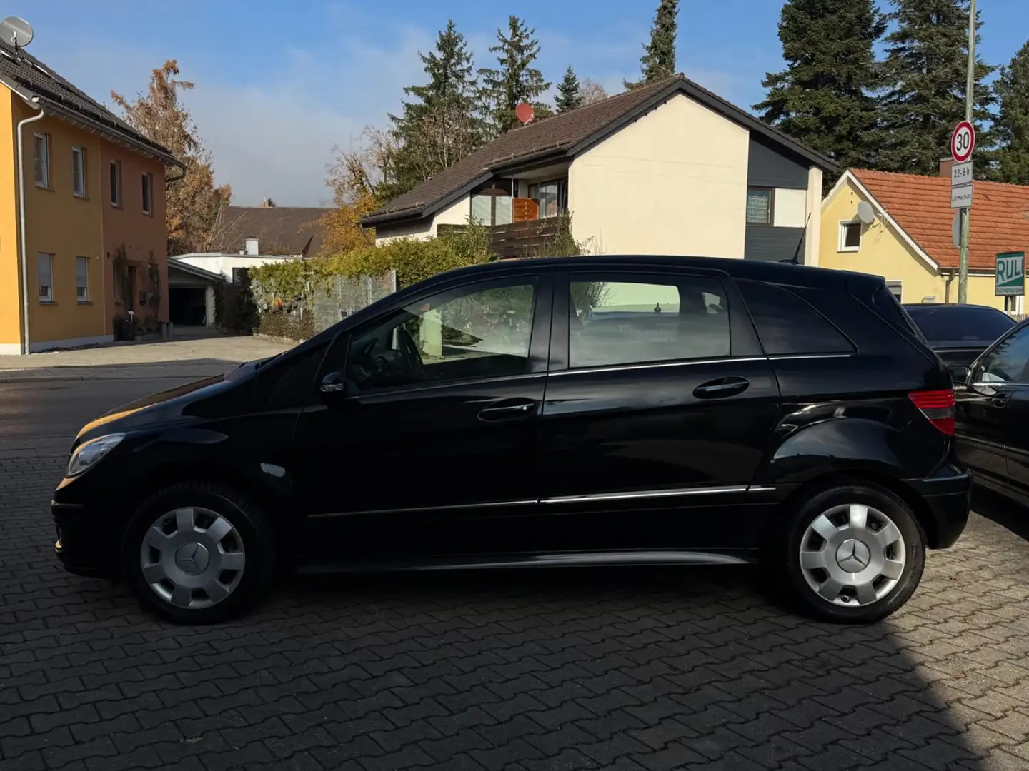 Mercedes-Benz B 200 AUTOMATIK TÜV NEU** Schwarz - 2