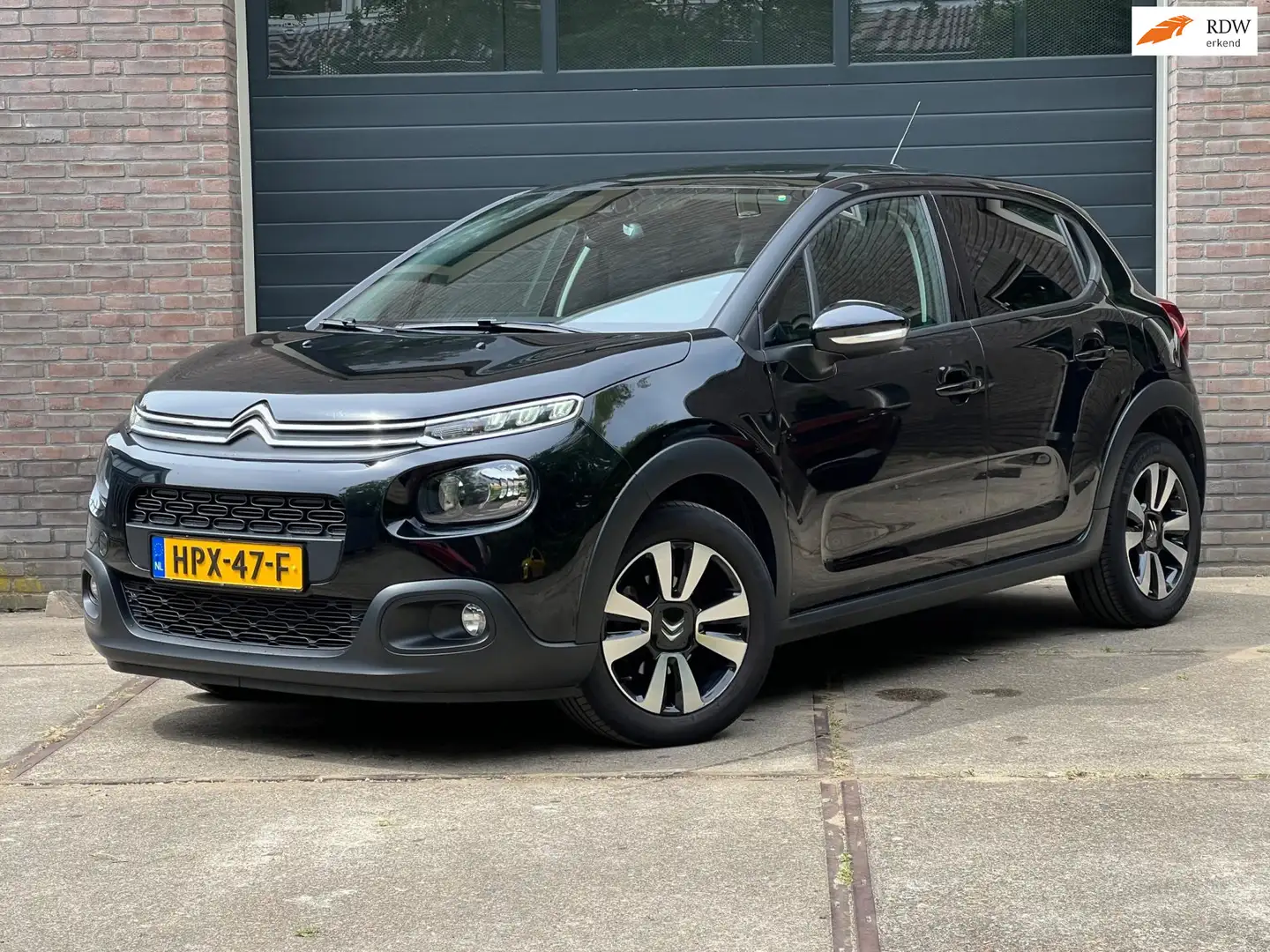Citroen C3 Shine 110pk Automaat | Panoramadak | Stoelverwarmi Zwart - 1